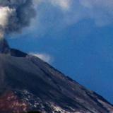 Volcán en capital mexicana arroja rocas y cenizas