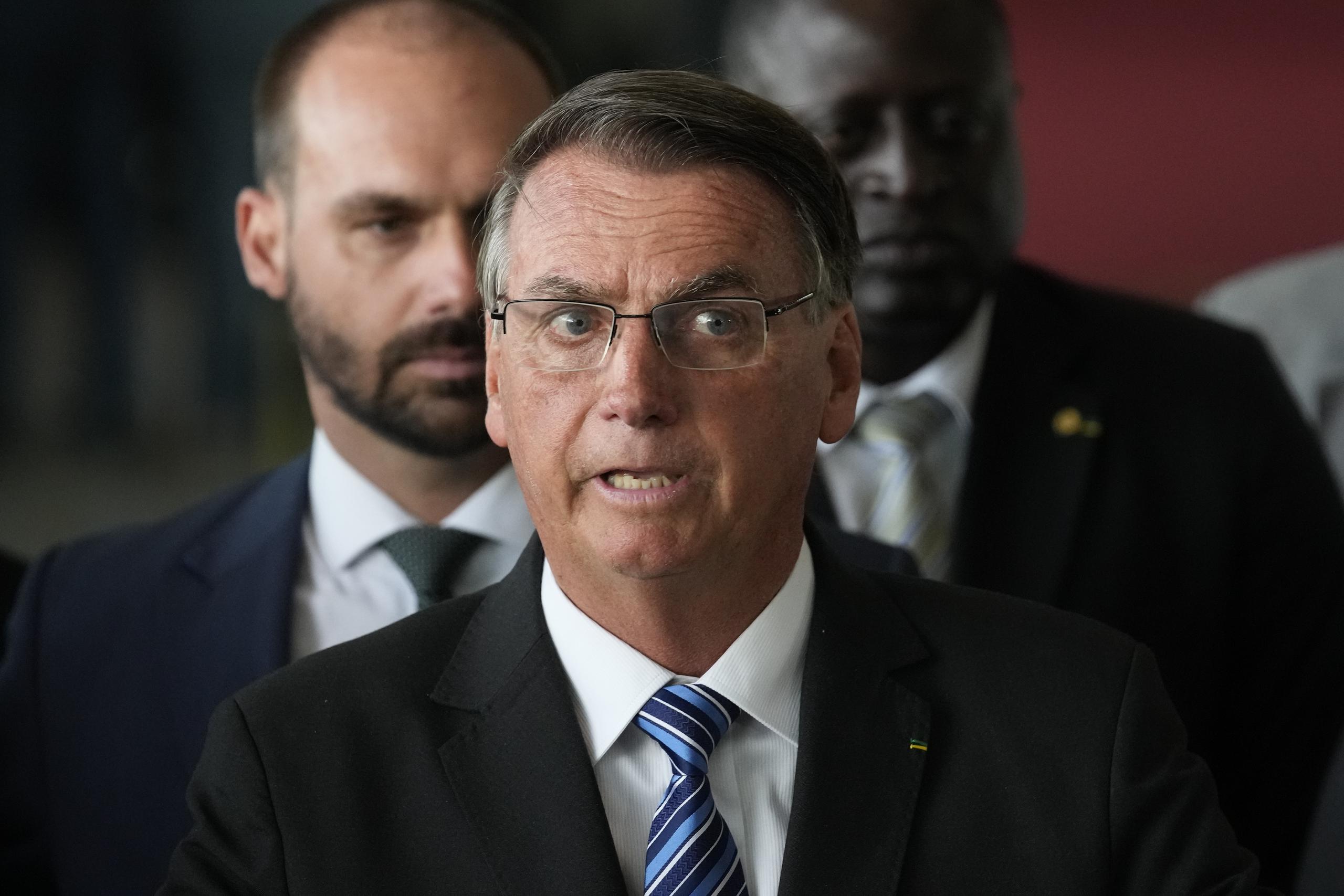 El presidente de Brasil Jair Bolsonaro pronuncia un discurso desde la residencia oficial del Palacio Alvorada, el martes 1 de noviembre de 2022, en Brasilia. (AP Foto/Eraldo Peres)