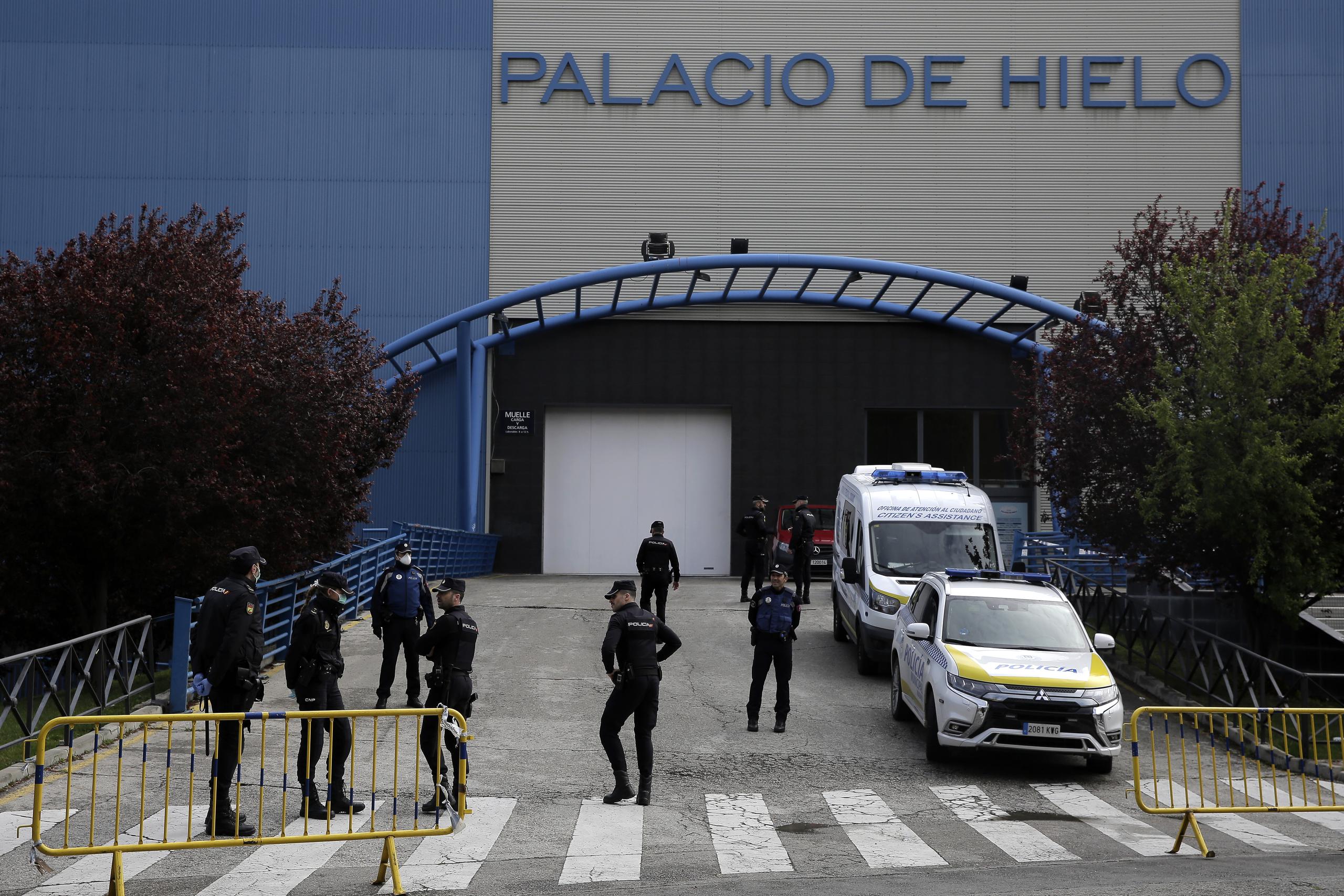 Madrid tomó el control de una pista de patinaje en hielo luego que la morgue municipal quedó abrumada. Hasta la fecha 1,535 personas han muerto en Madrid, más de la mitad del total nacional. La región tiene más de 12,350 infecciones.