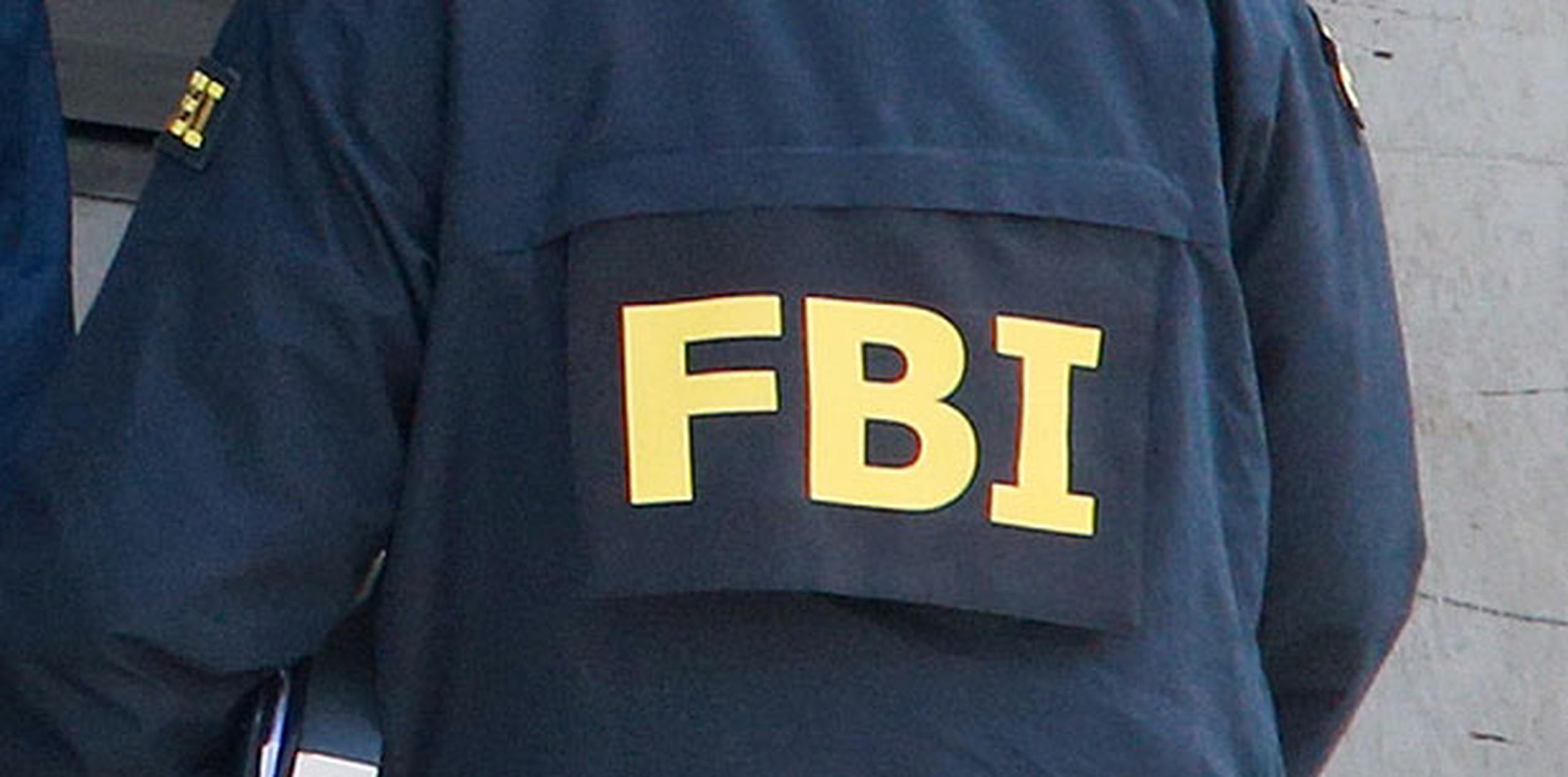 El 13 de noviembre pasado los agentes del FBI allanaron la residencia del policía retirado en la urbanización Versalles, en Bayamón. (Archivo)