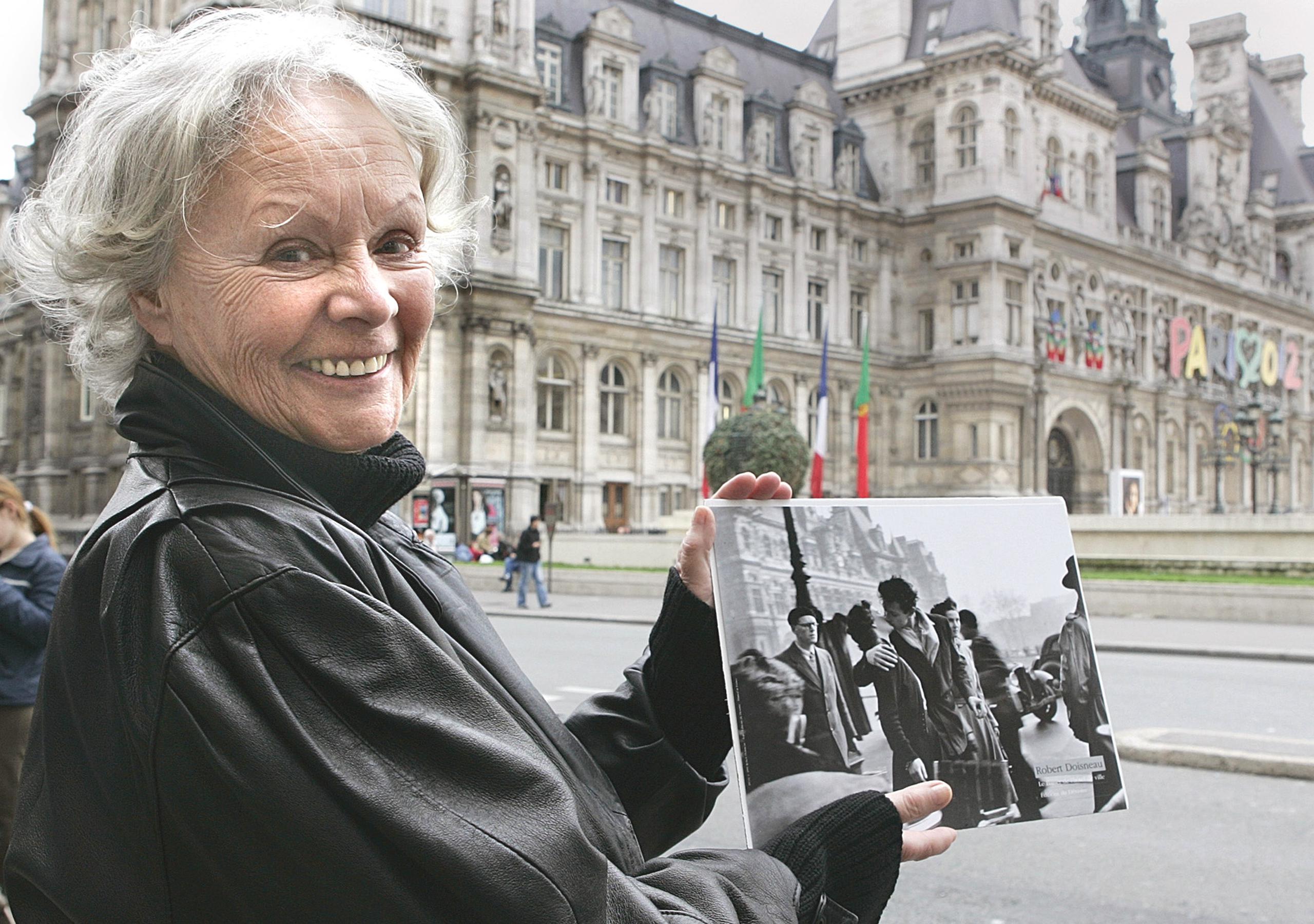 Françoise Bornet sostiene la famosa imagen el 13 de abril de 2005 frente al ayuntamiento de París, donde se tomó la fotografía.
