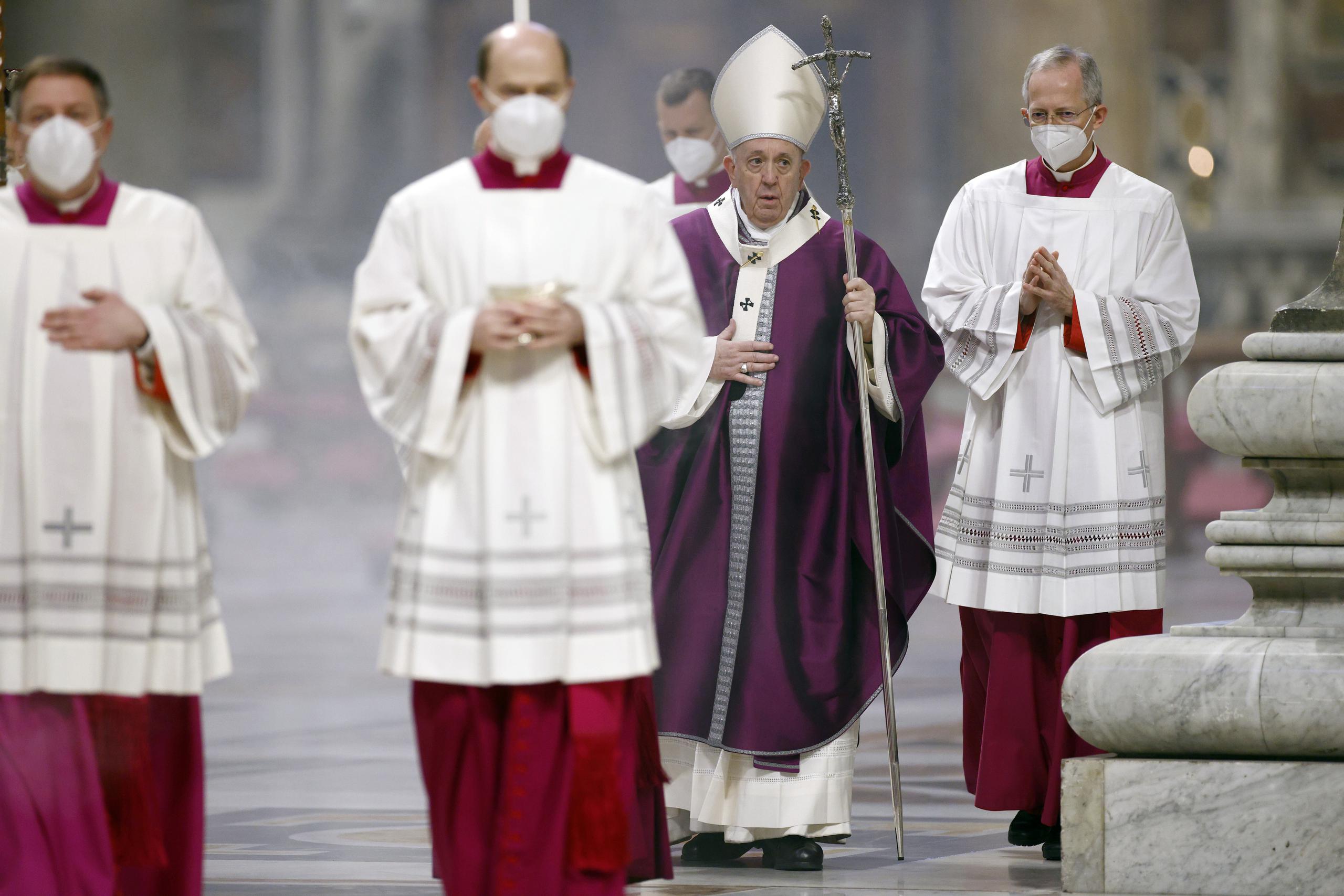 El papa Francisco llega a la Basílica de San Pedro para oficiar la misa del Miércoles de Ceniza, en el Vaticano.