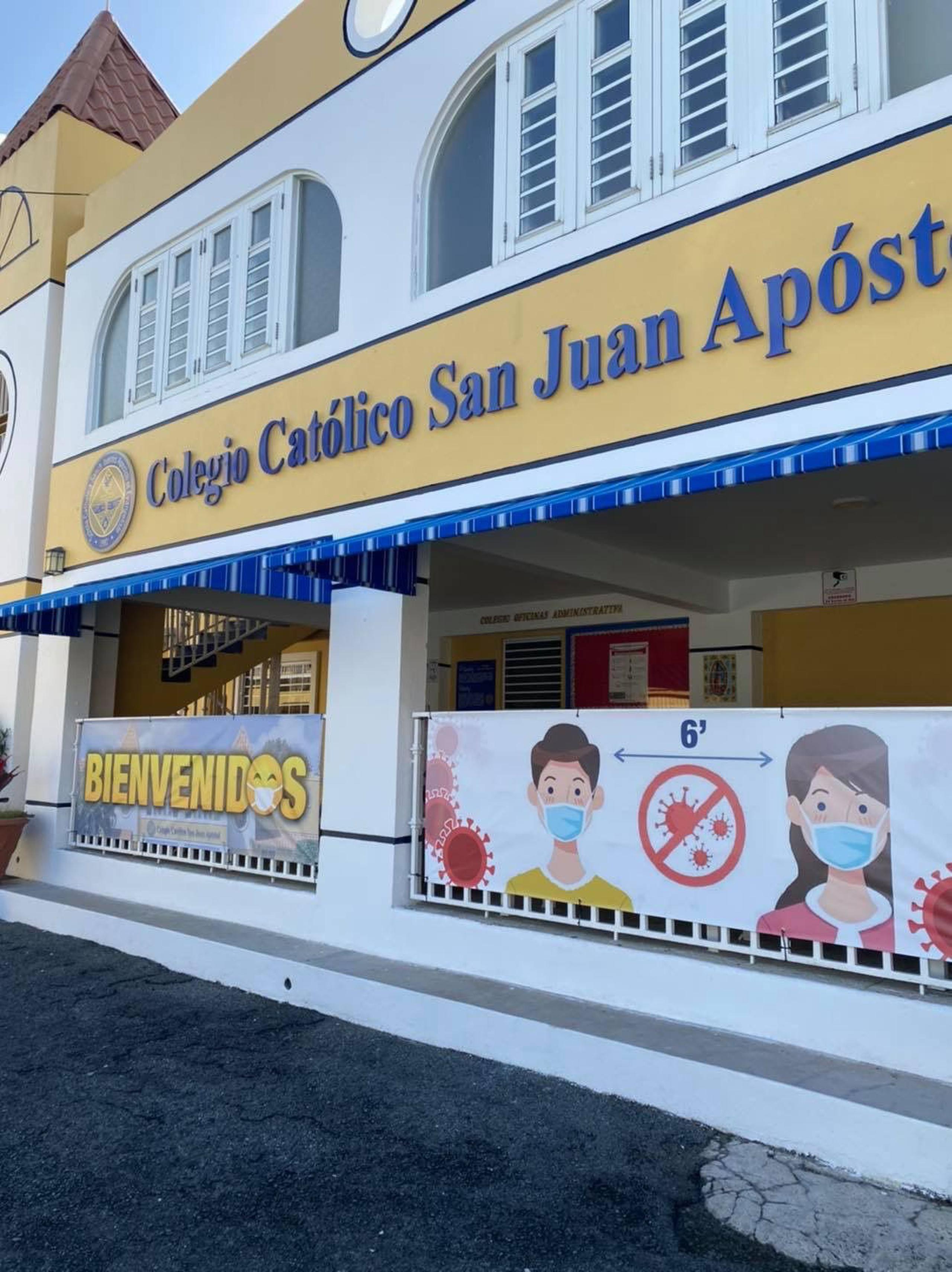 El Colegio Católico San Juan Apóstol ofrece matrícula desde preescolar hasta duodécimo grado.
