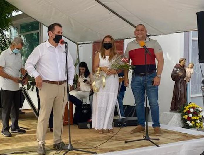 Santiago Gómez agradeció el premio a la Corporación Mabodamaca. En la foto, les acompañan el alcalde isabelino Ricky Méndez.