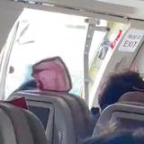 Pasajero abre puerta de avión: captan en video la pesadilla