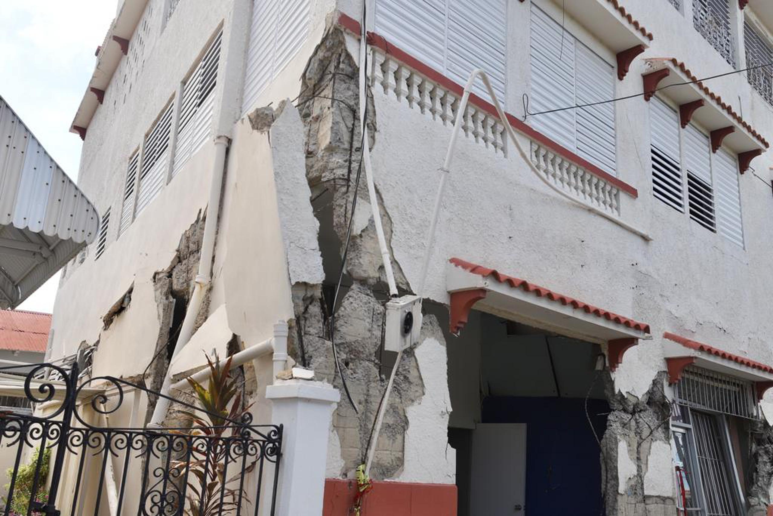 Imagen del edificio Martinó, en Ponce, el cual está a punto de colapsar.