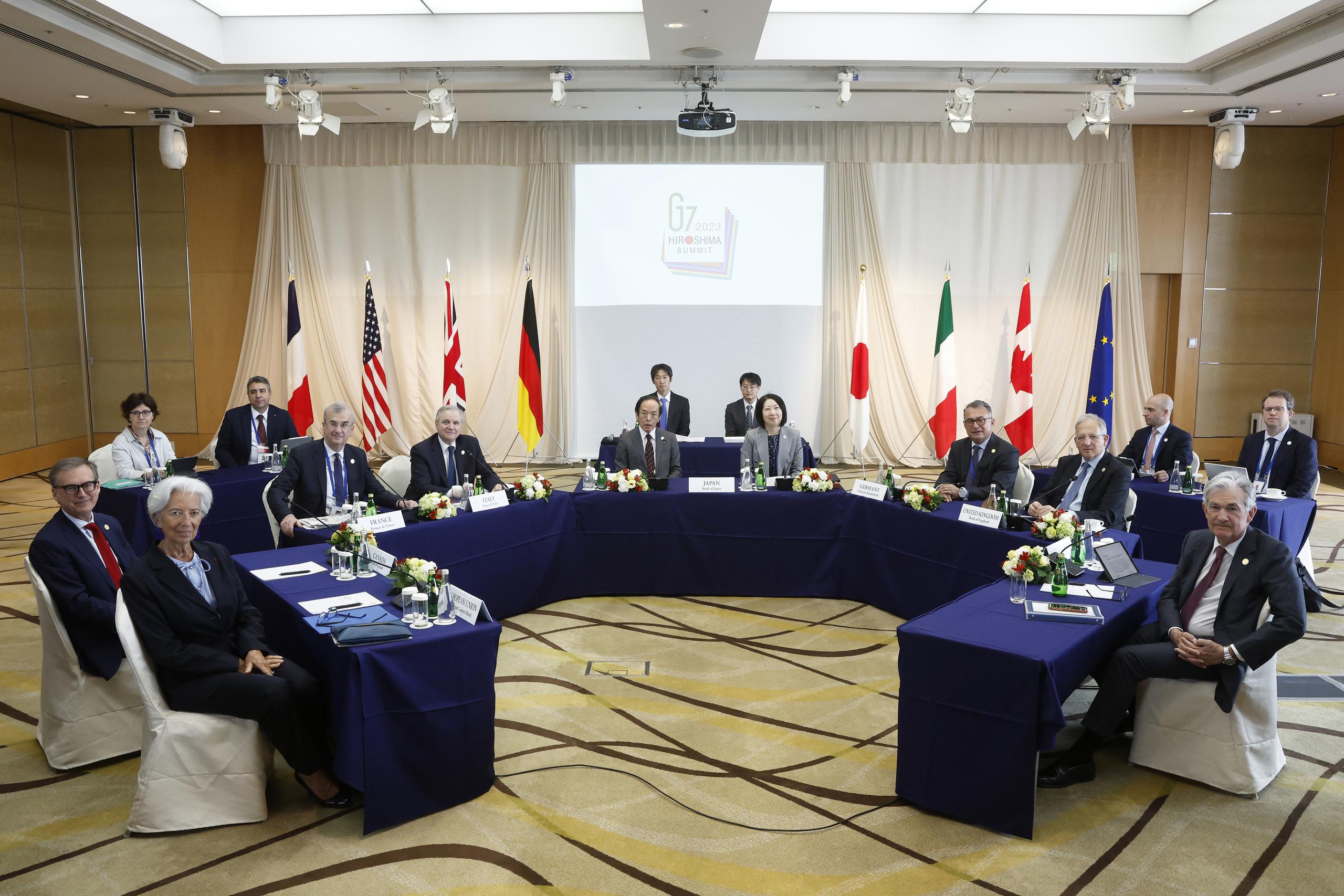 Los gobernadores de los bancos centrales de los países del G7 y de la Unión Europea posan para una fotografía antes de una reunión durante la cumbre de Finanzas del grupo, en Niigata, Japón.