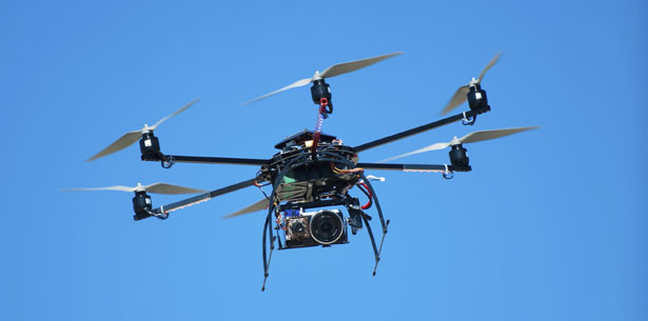Las autoridades francesas señalaron que los drones no suponían una amenaza por el momento, pero que el gobierno acudió a científicos para buscar modos de hacer frente a los dispositivos. (Archivo)