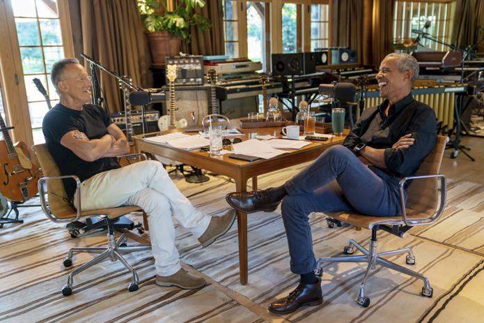 Bruce Springsteen, izquierda, con el expresidente Barack Obama durante la grabación de su podcast en la casa de Springsteen en Nueva Jersey.