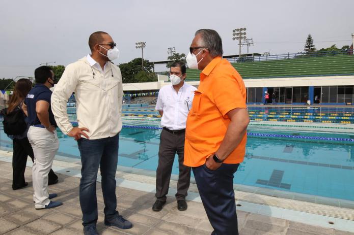 El presidente de Centro Caribe Sports, Luis Mejía (derecha), conversa con el presidente del Instituto Nacional de los Deportes de El Salvador, Yamil Bukele, durante la visita de CCS a ese país.