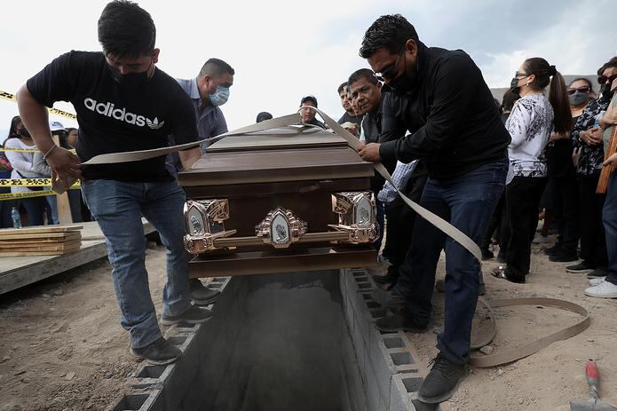 El padre de Debanhi, Mario Escobar, cuestionó en el funeral la versión de las autoridades, que hallaron el cuerpo el jueves pasado en una cisterna de un motel cerca del lugar donde se le vio por última vez.