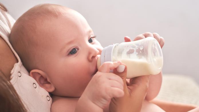 Si la lactancia materna no es posible, elegir la fórmula infantil adecuada para el bebé es de suma importancia, para asegurar que reciba los nutrientes necesarios para crecer saludablemente.