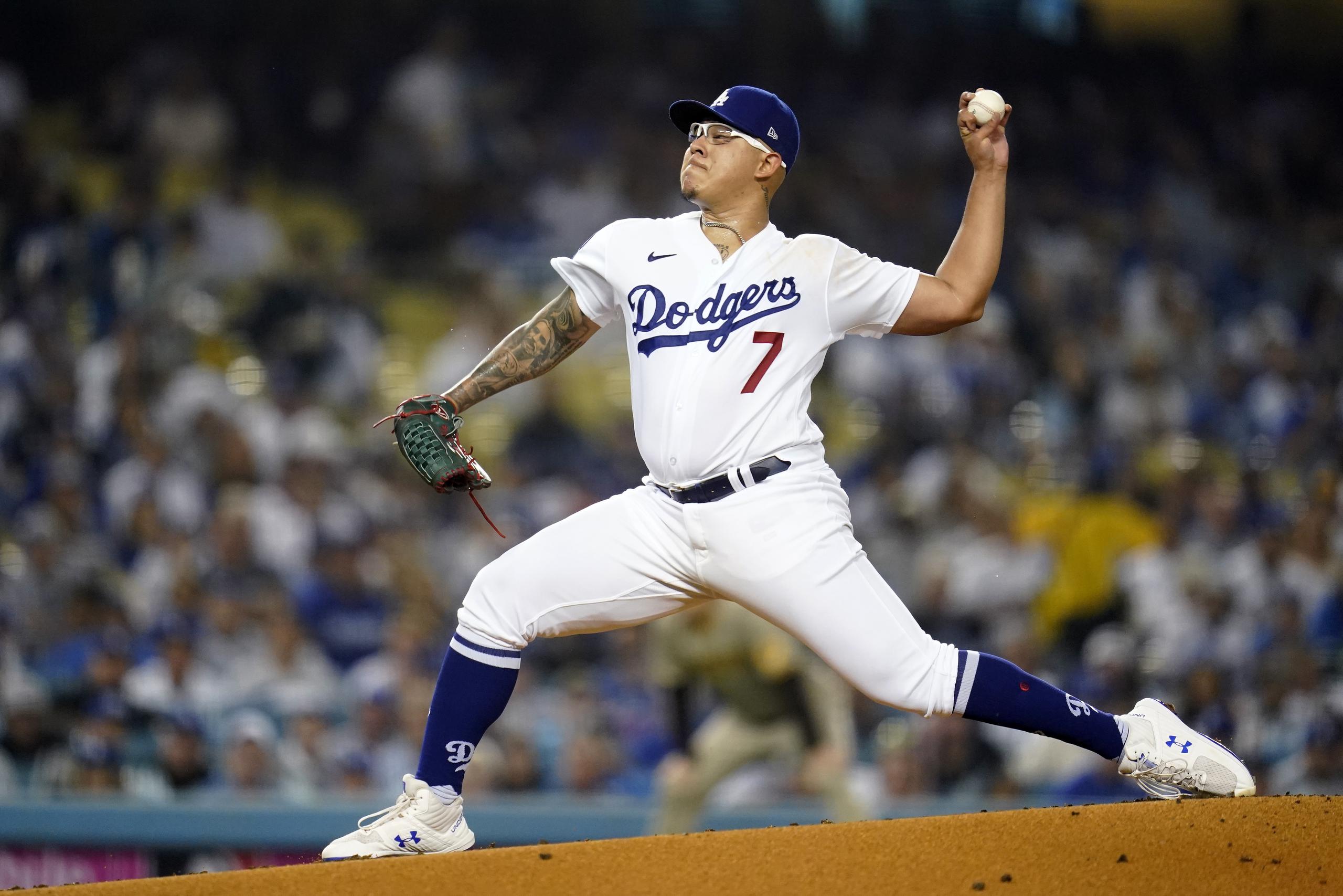 El pitcher abridor de los Dodgers de Los Ángeles Julio Urías lanza al plato en el primer inning de su juego de béisbol de la Serie de División de la Liga Nacional contra los Padres de San Diego, el martes 11 de octubre de 2022 de Los Ángeles. (AP Foto/Ashley Landis)