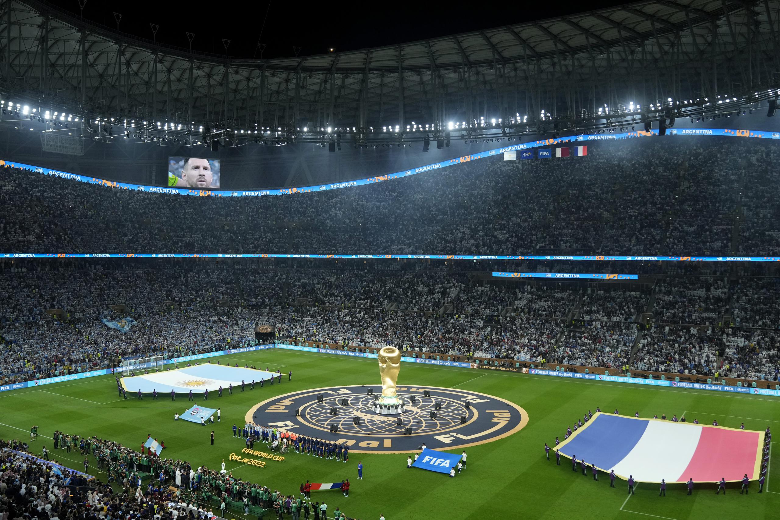 La imagen de Lionel Messi en la pantalla gigante del estadio Lusail previo a la final de la Copa Mundial entre Argentina y Francia, el domingo 18 de diciembre de 2022, en Lusail, Qatar. (AP Foto/Francisco Seco)