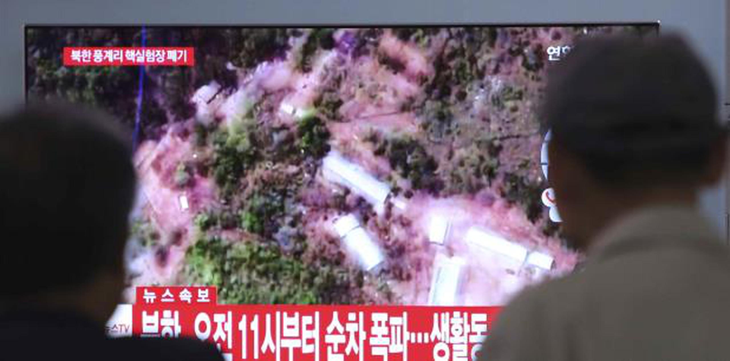 Norcorea amenaza con abandonar cumbre por palabras de Pence en momentos en que desmantela un sitio para pruebas nucleares, proceso que es seguido con interés por televidentes en Corea del Sur. (AP)

