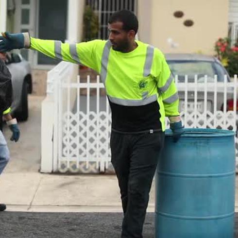 Recogen basura en Puerto Rico bajo la amenaza del COVID-19