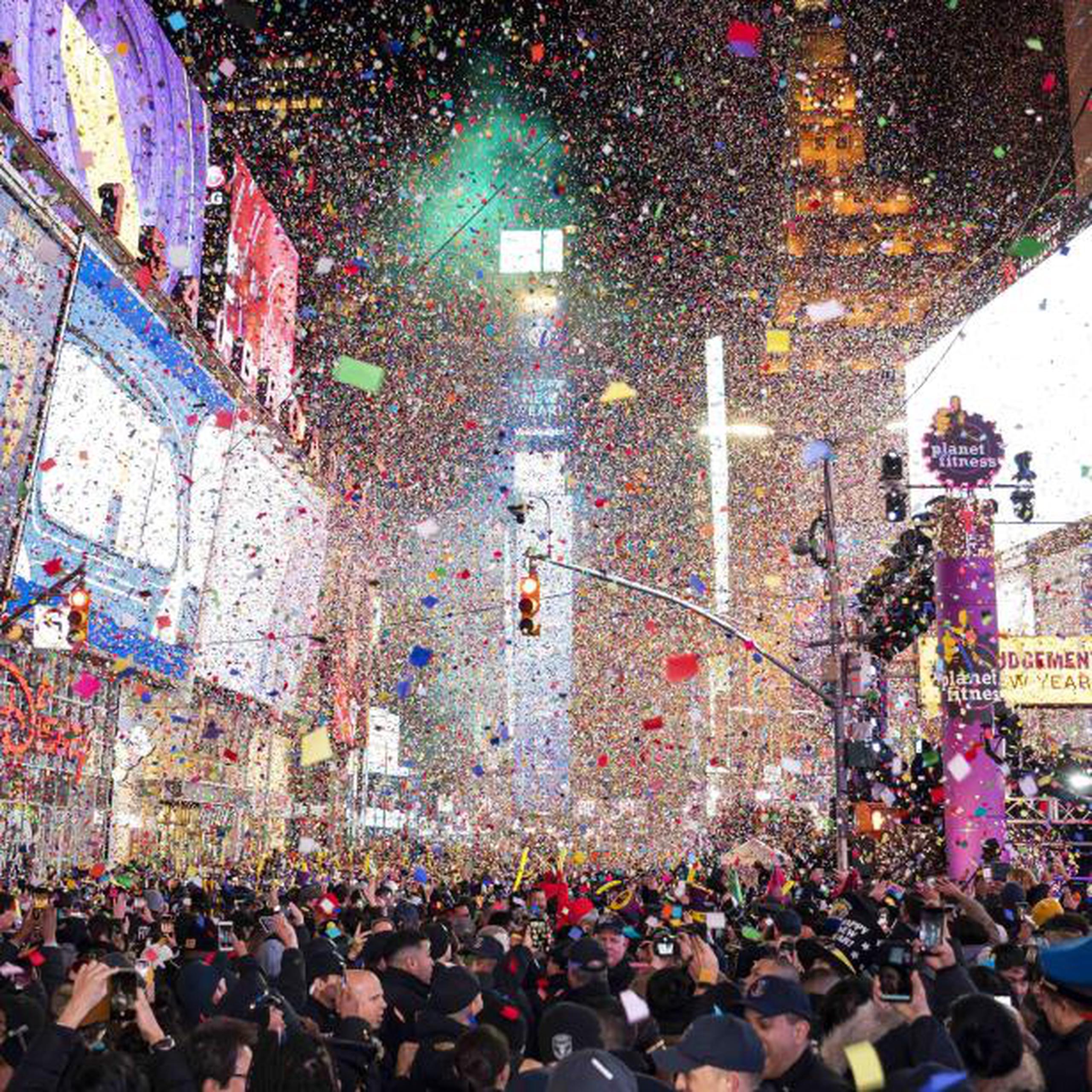 La celebración del cambio de año llegó tras muchas horas de espera para la mayoría de los que llenaban Times Square. (Ben Hider / Invision / AP)