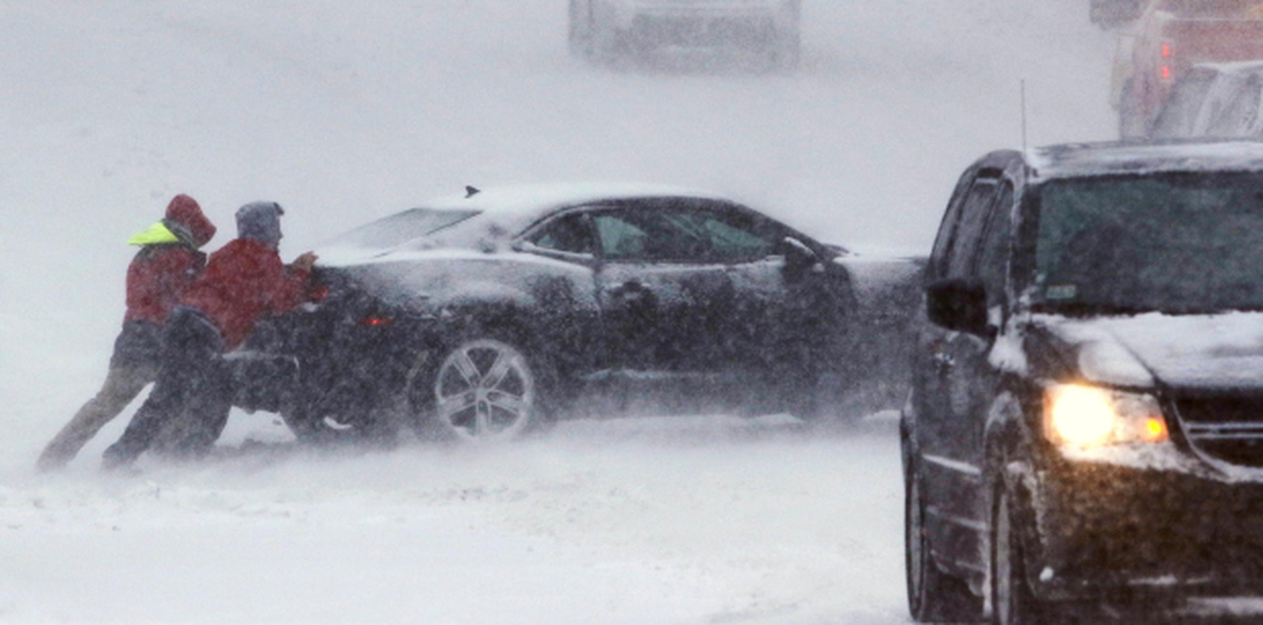 La tormenta de nive que está azotando el noreste de los Estados Unidos ha sido una pesadilla para el tráfico. (AP/Bill Sikes)
