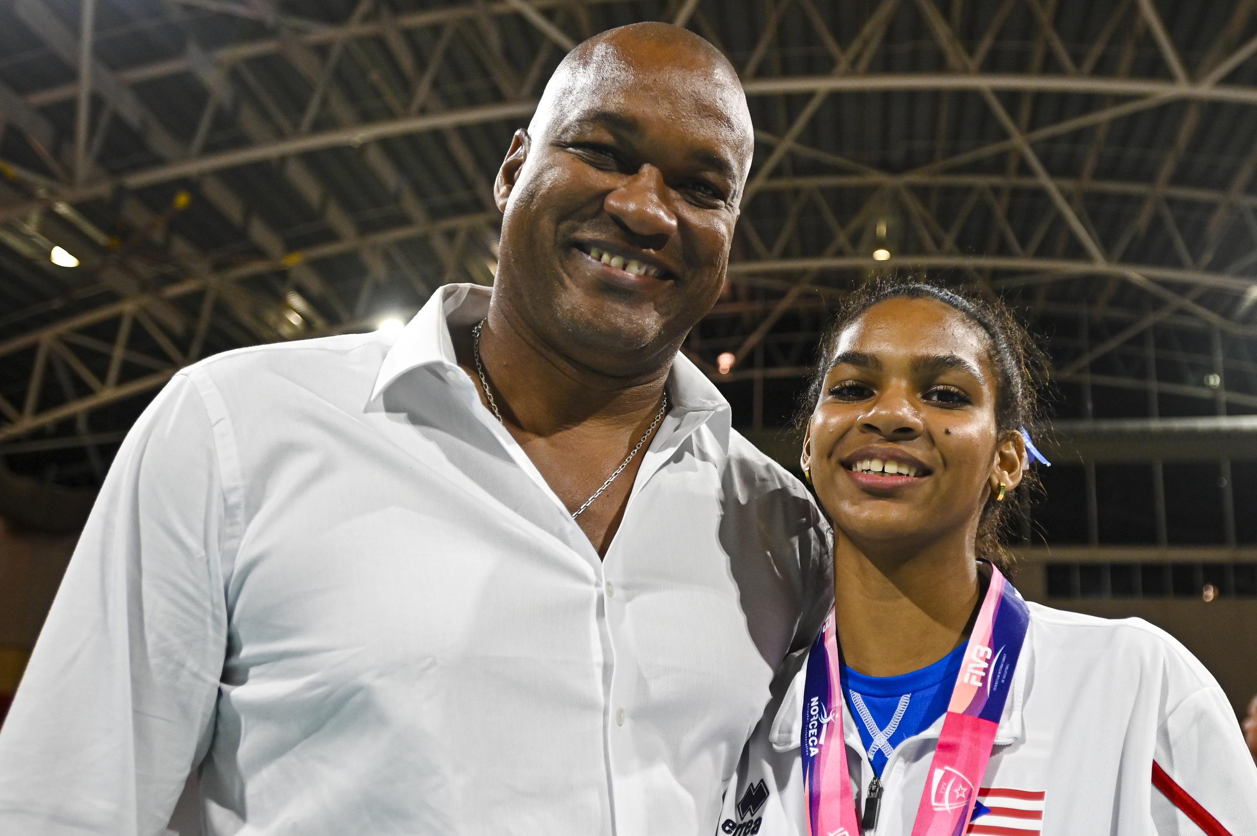 Andrés y Alana Guibert comparten durante la Copa Panamericana Sub 19 de voleibol, en donde Alana representó a su padre y a Puerto Rico.