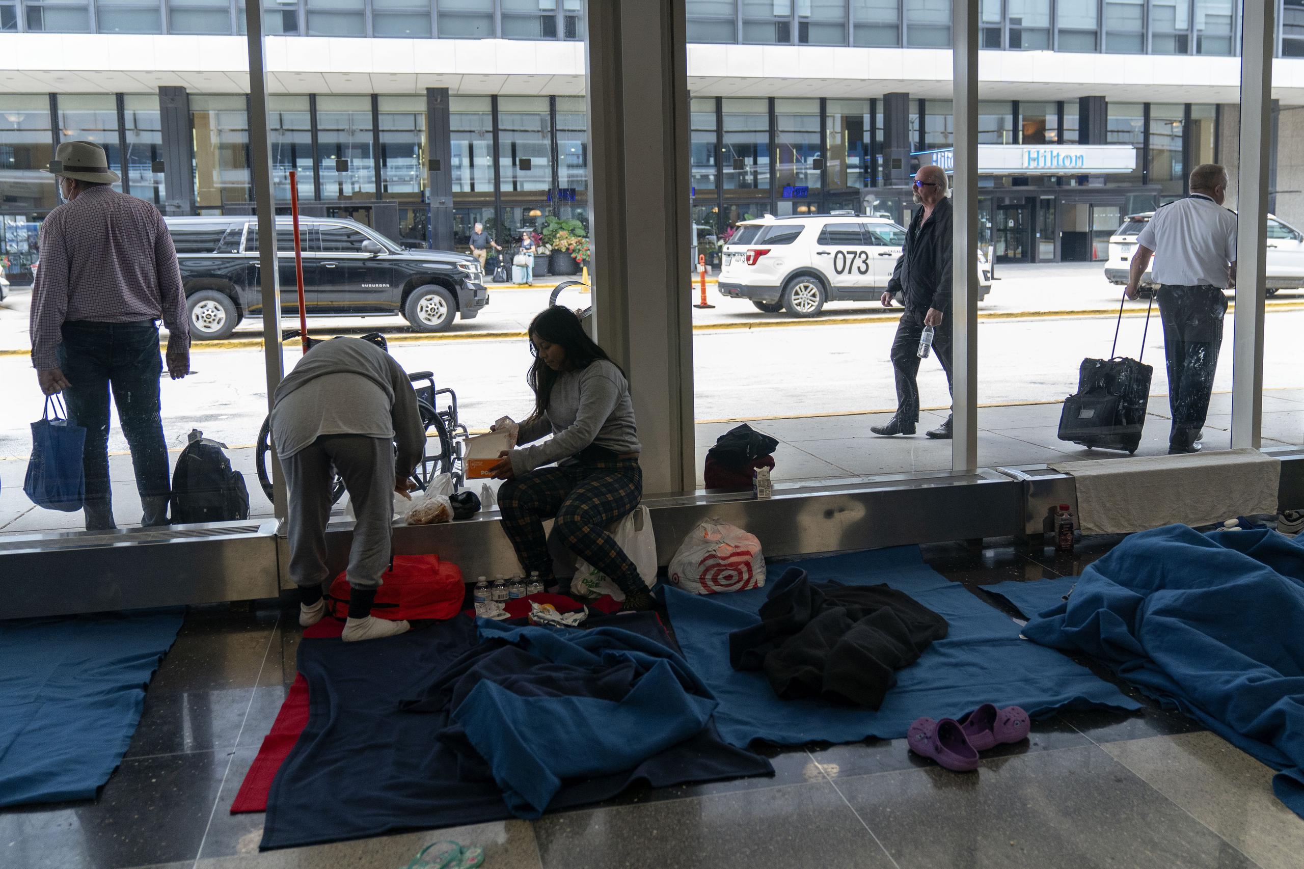 Operado por una firma privada contratada por la ciudad, migrantes permanecen en un albergue improvisado en el Aeropuerto Internacional O'Hare, el miércoles 20 de septiembre de 2023, en Chicago. (AP Foto/Erin Hooley)