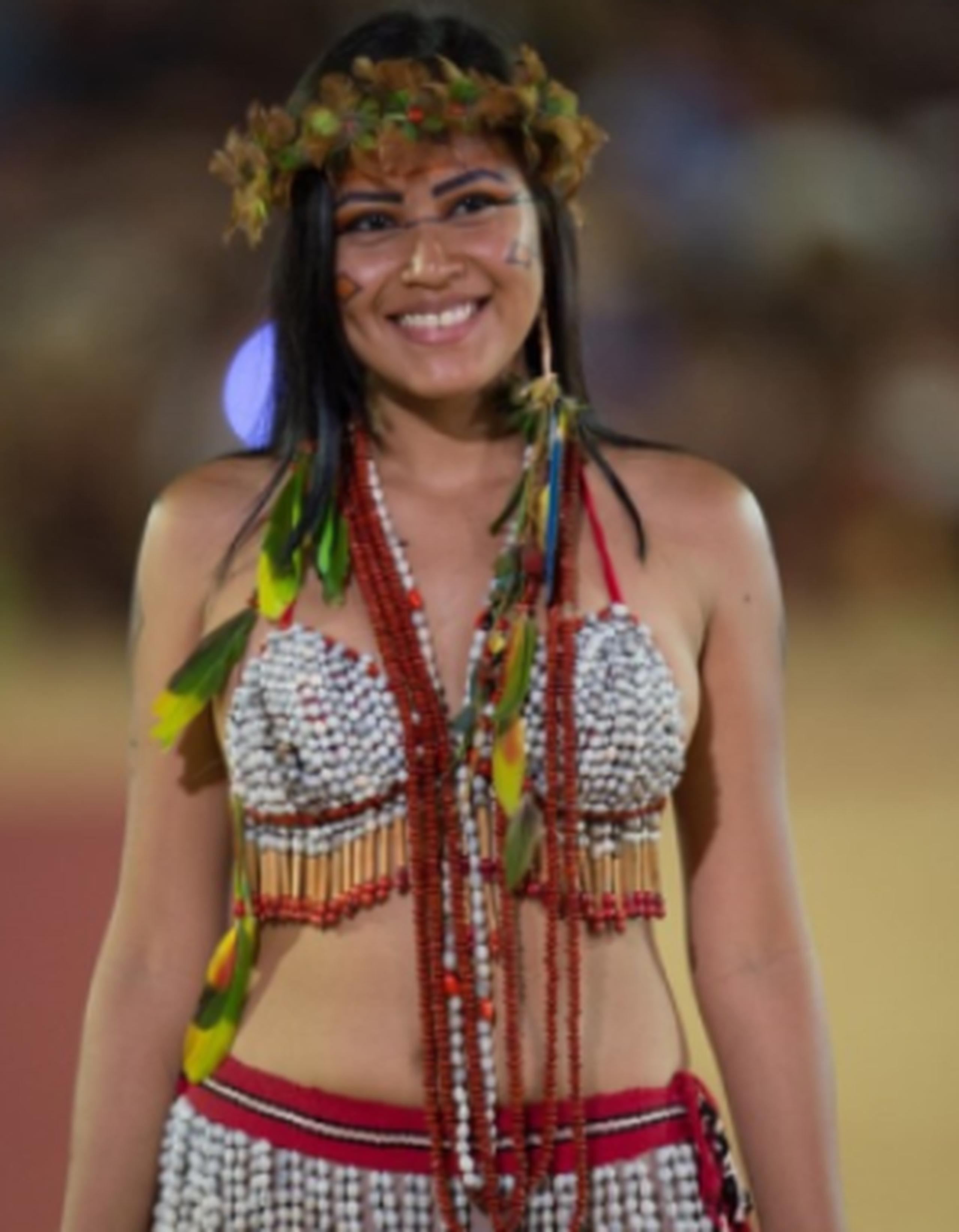 Una de las "guerreras" participantes del desfile, parte de los primeros Juegos Mundiales de los Pueblos Indígenas. (AFP)