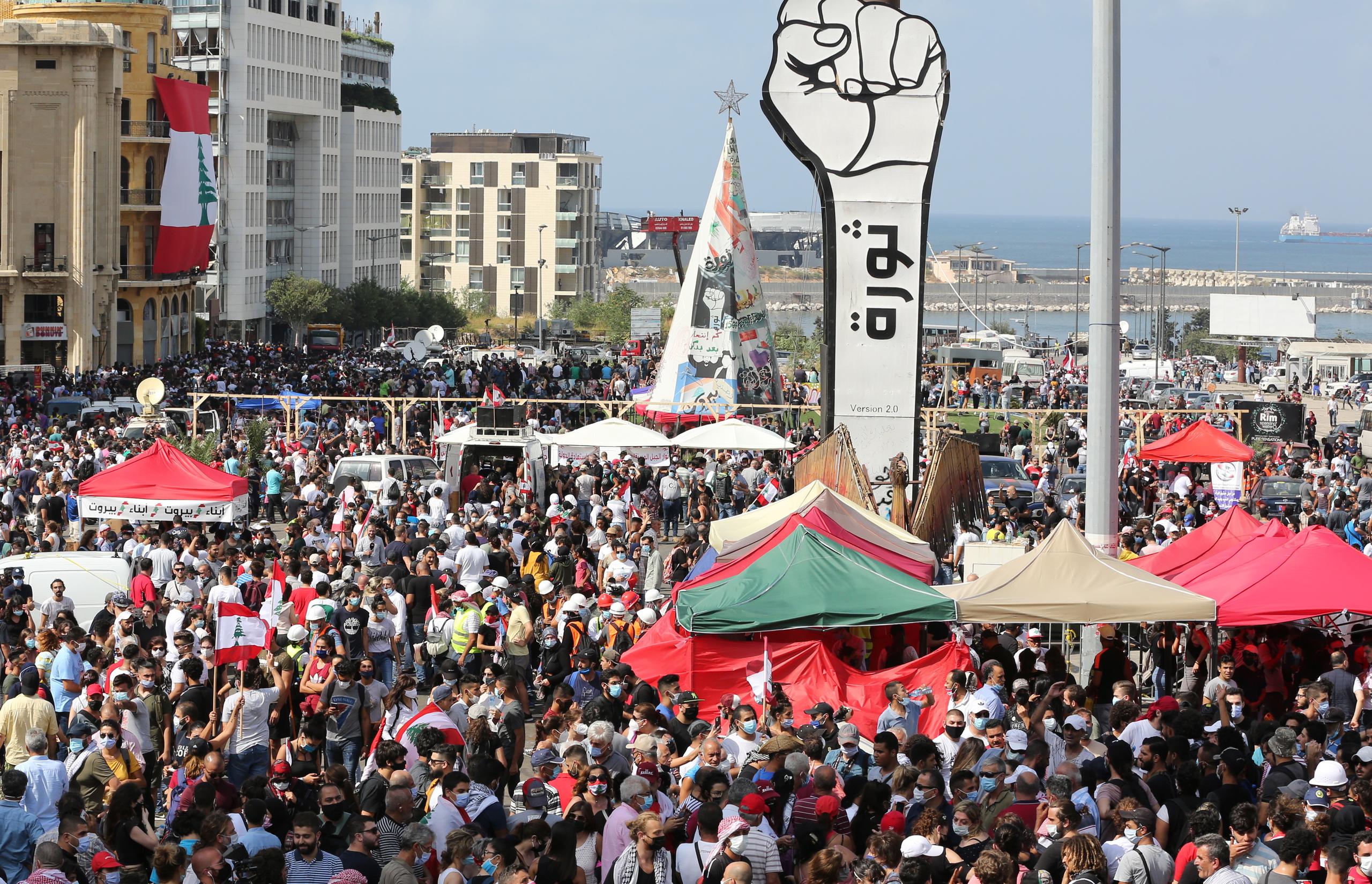El evento reúne a cientos de personas en la simbólica Plaza de los Mártires y, al grito de “Dimisión”, un grupo intentó entrar en el Parlamento a la fuerza.