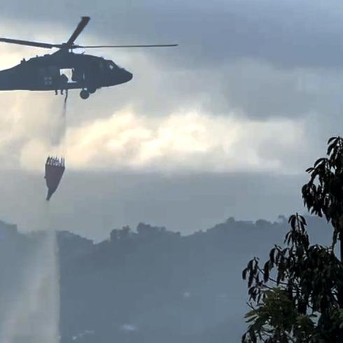 Helicópteros de la Guardia Nacional lanzan agua en el fuego forestal en Gurabo