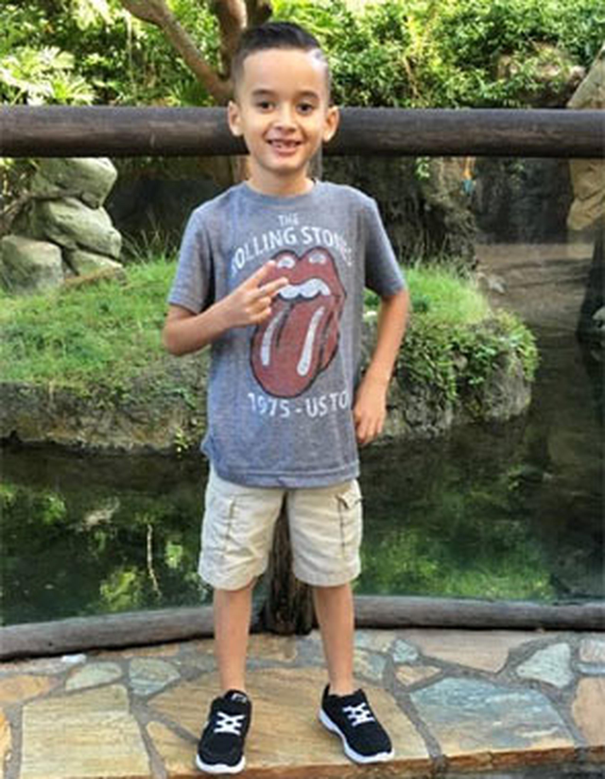 Santi, hijo del asistente de los Atenienses de Manatí, Pedro González, lleva un año y tres meses batallando contra un tumor cerebral inoperable (DIPG). (Facebook)