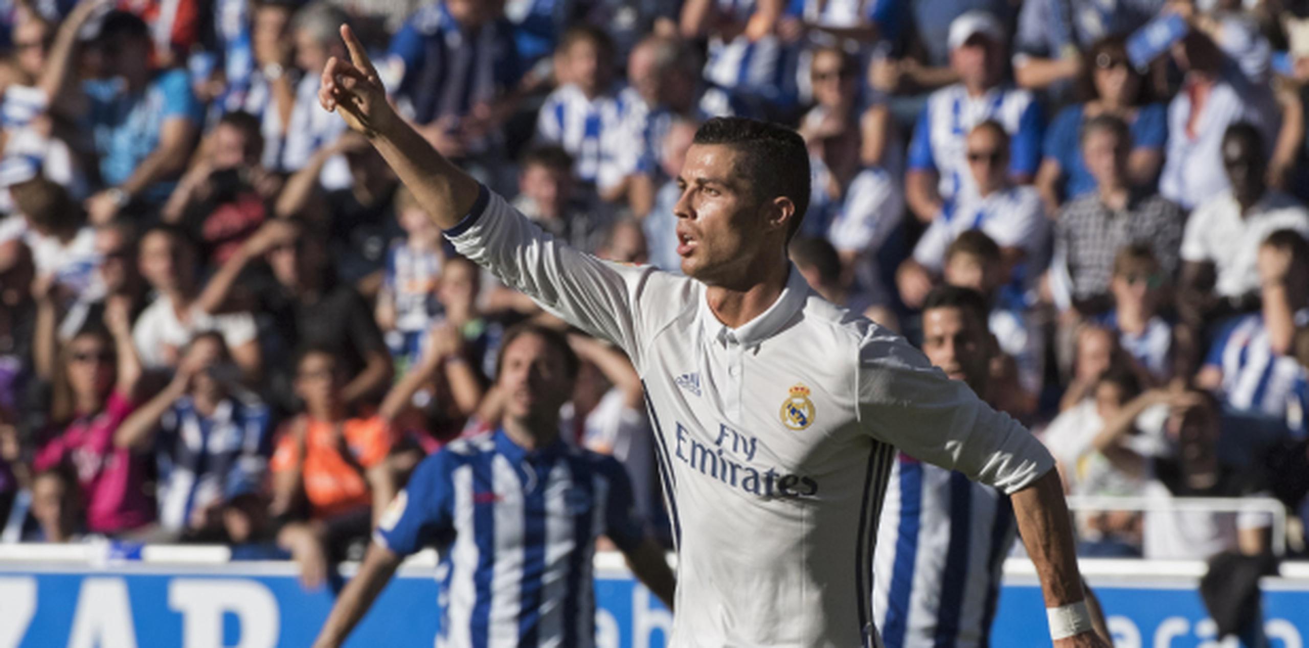 El delantero portugués del Real Madrid Cristiano Ronaldo celebra el gol marcado ante el Alavés. (Agencia EFE)
