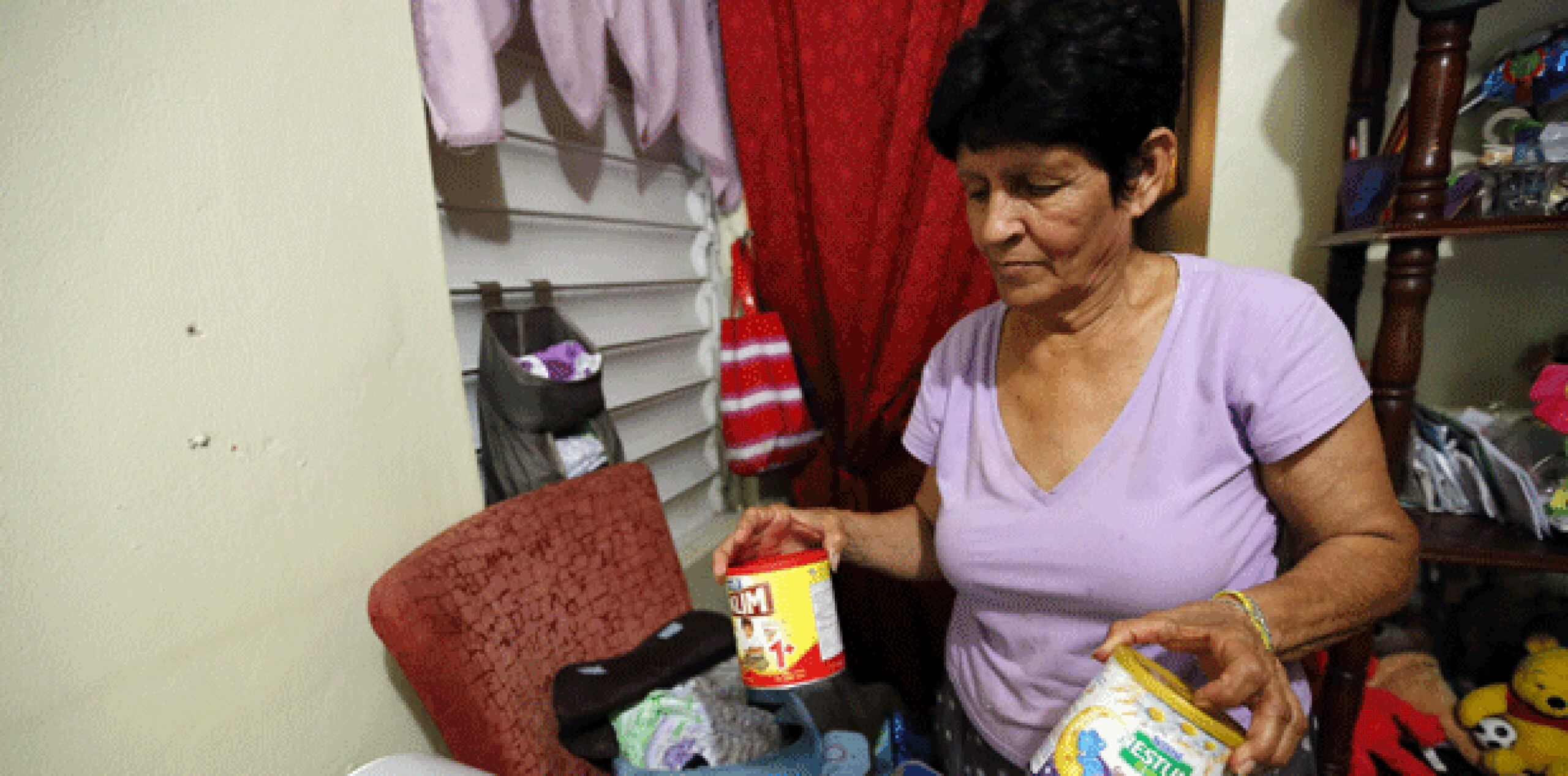 Varias familias, entre ellas la de Carmen Pagán Matos, recogieron parte de sus pertenencias, entre ellos leche y juguetes para infantes, para pasar la noche en la casa de unos amigos. (juan.martinez@gfrmedia.com)