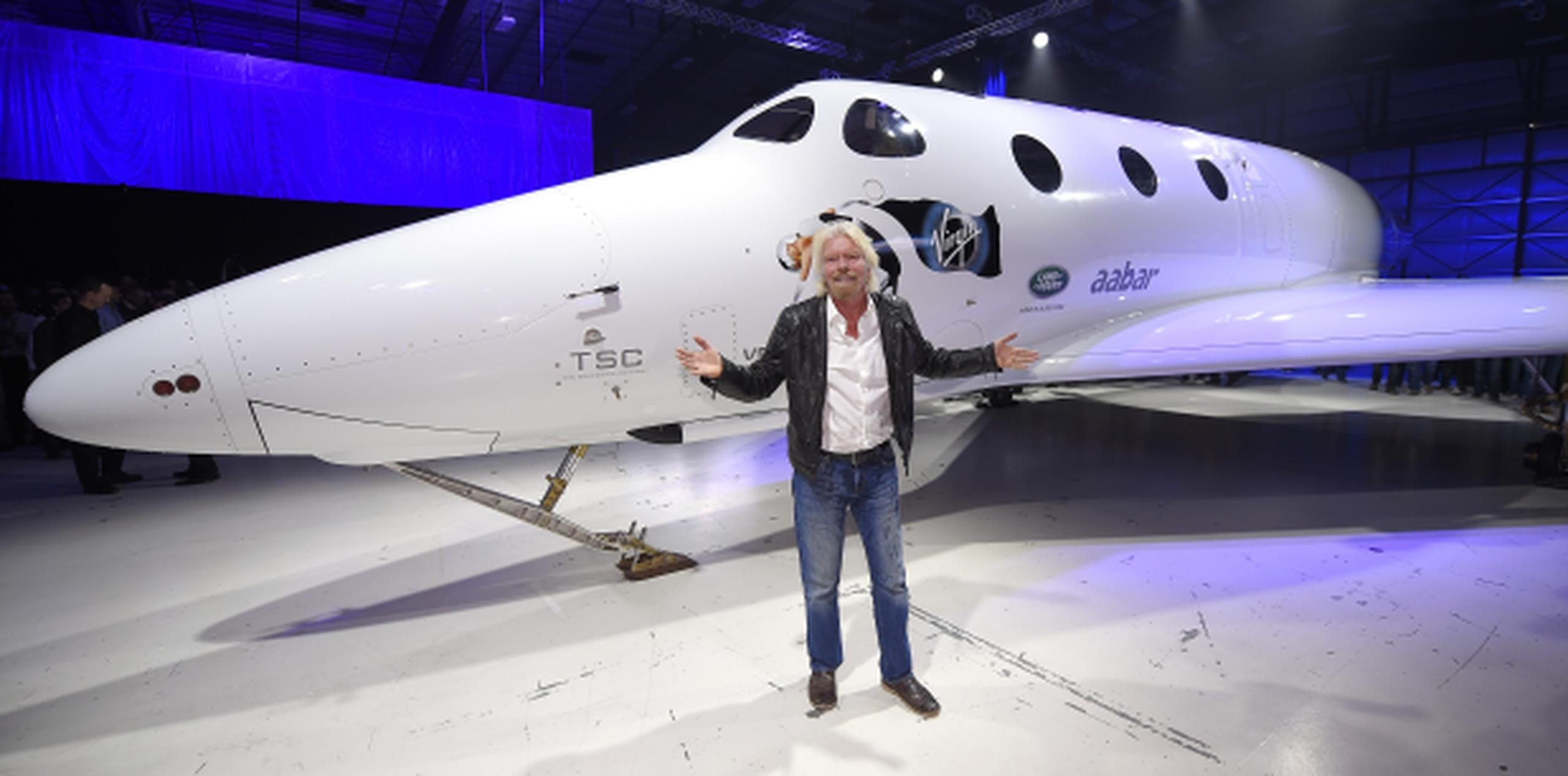 Sir Richard Branson frente a la nueva nave espacial de su empresa Virgin Galactic. (AP)