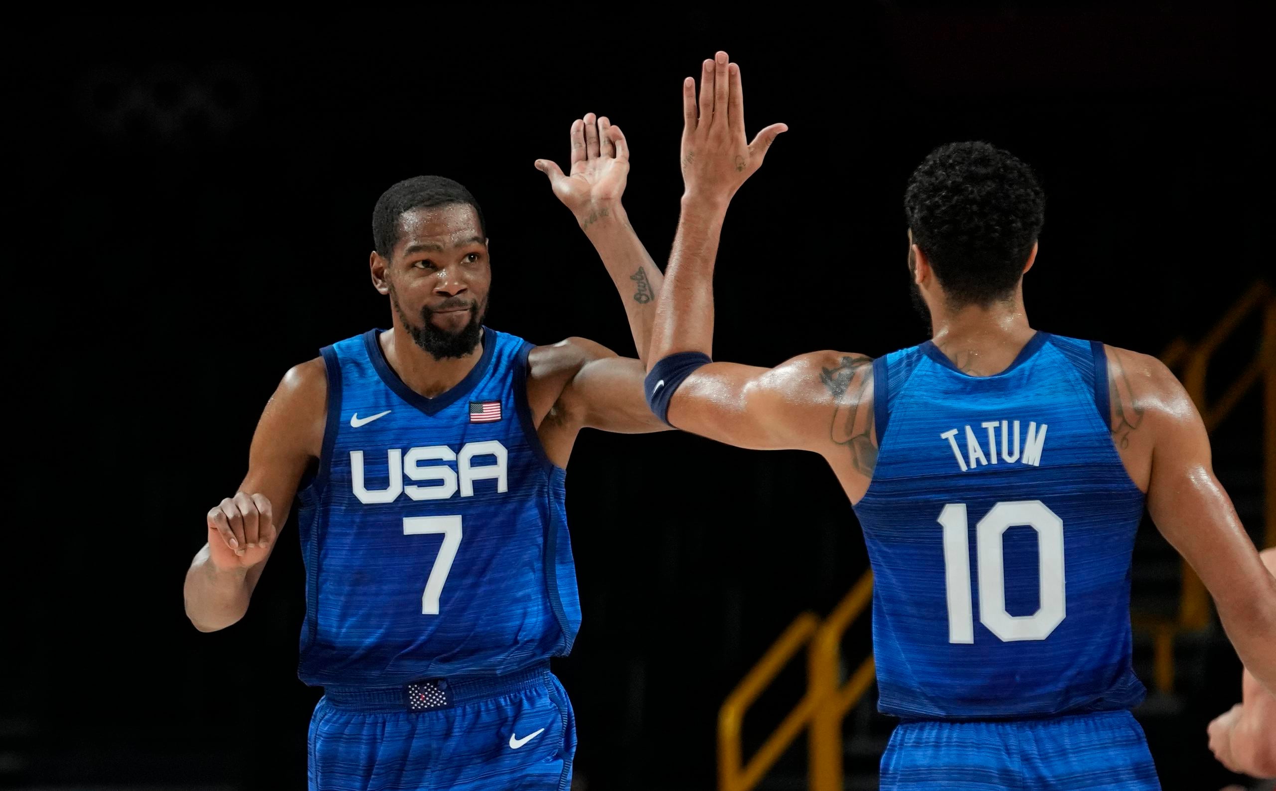 Los estadounidenses Kevind Durant y Jayson Tatum celebran su triunfo en el encuentro de cuartos de final ante España.