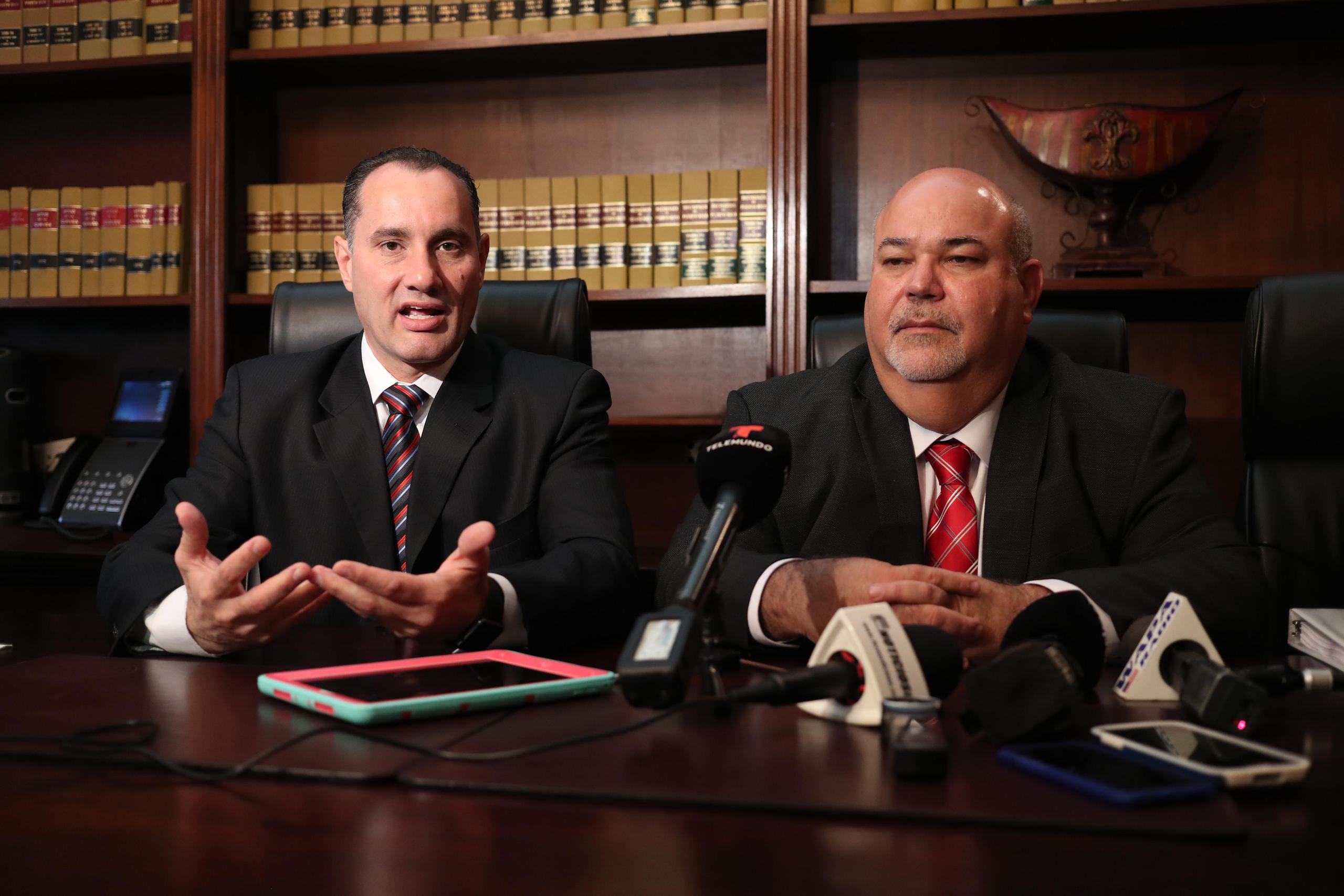 El representante Antonio Soto y el presidente cameral Johnny Méndez –derecha– defendieron diversas instancias del Plan Fiscal que entregó ayer la administración gubernamental a la JSF.