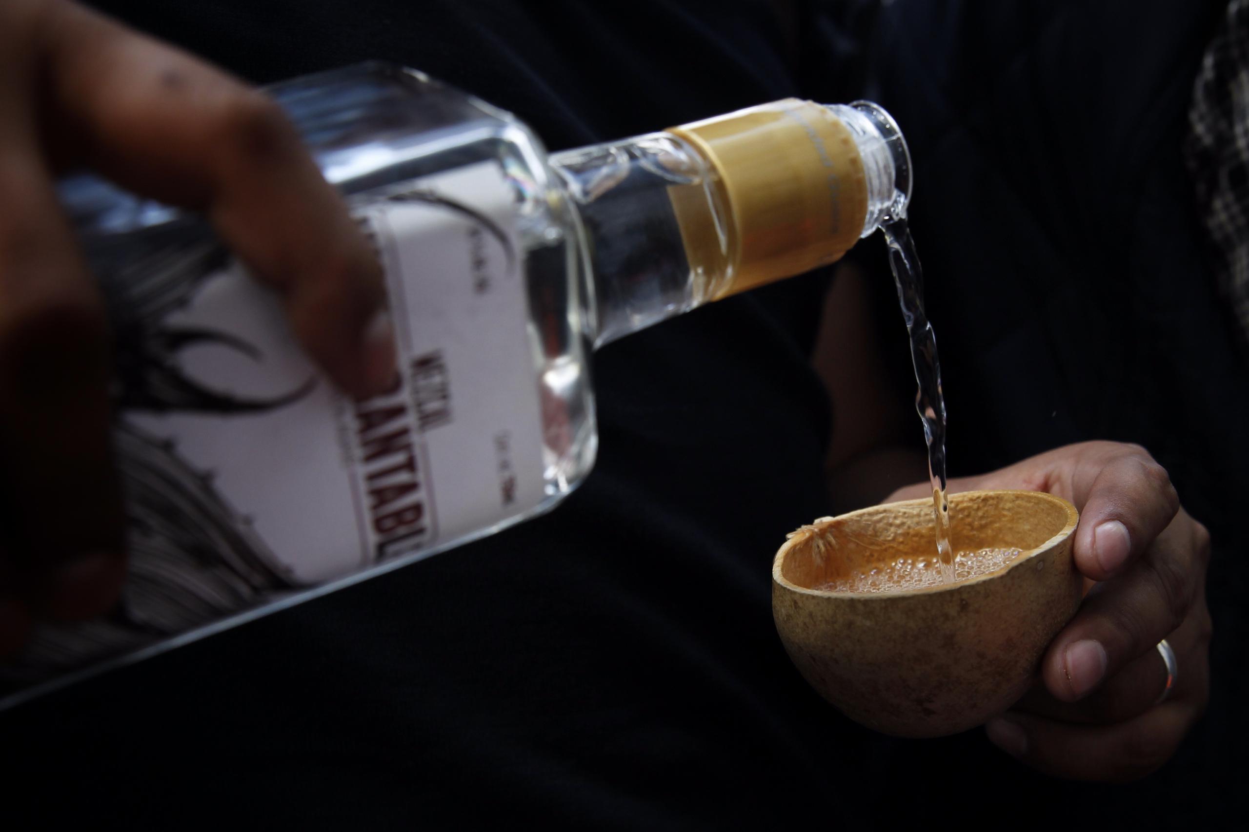 Desde los años 40 el siglo pasado, para distinguir y darle sabor al mezcal, una bebida tradicional mexicana hecha de la savia hervida y fermentada de los agaves cuyo consumo está en auge, se agregan gusanos a las botellas.