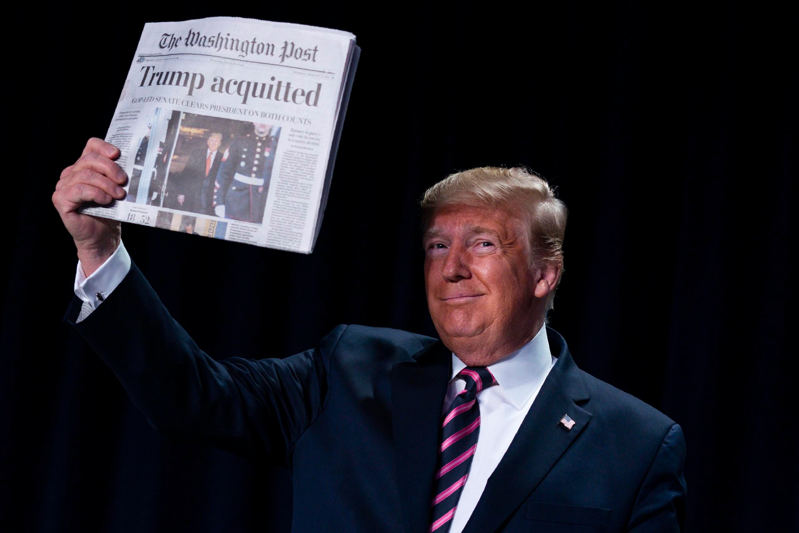Donald Trump mostró sonriente una copia del diario The Washington Post durante su primera intervención pública tras su absolución.