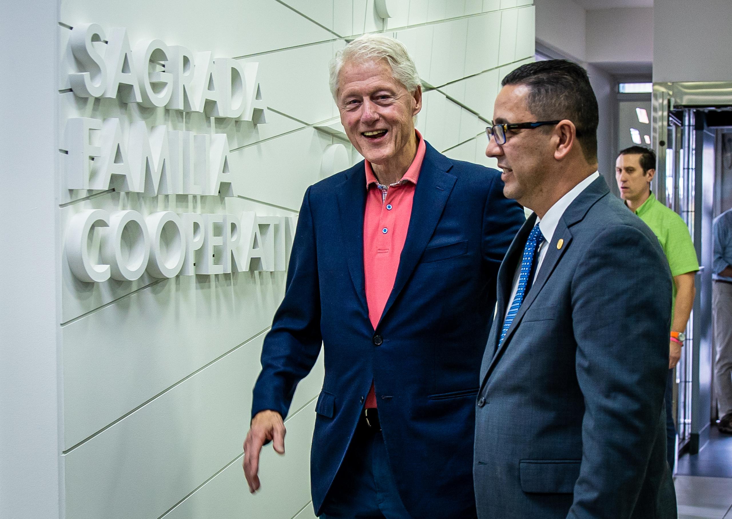 Bill Clinton sonríe durante su visita a la cooperativa Sagrada Familia, en Corozal. (suministrada)