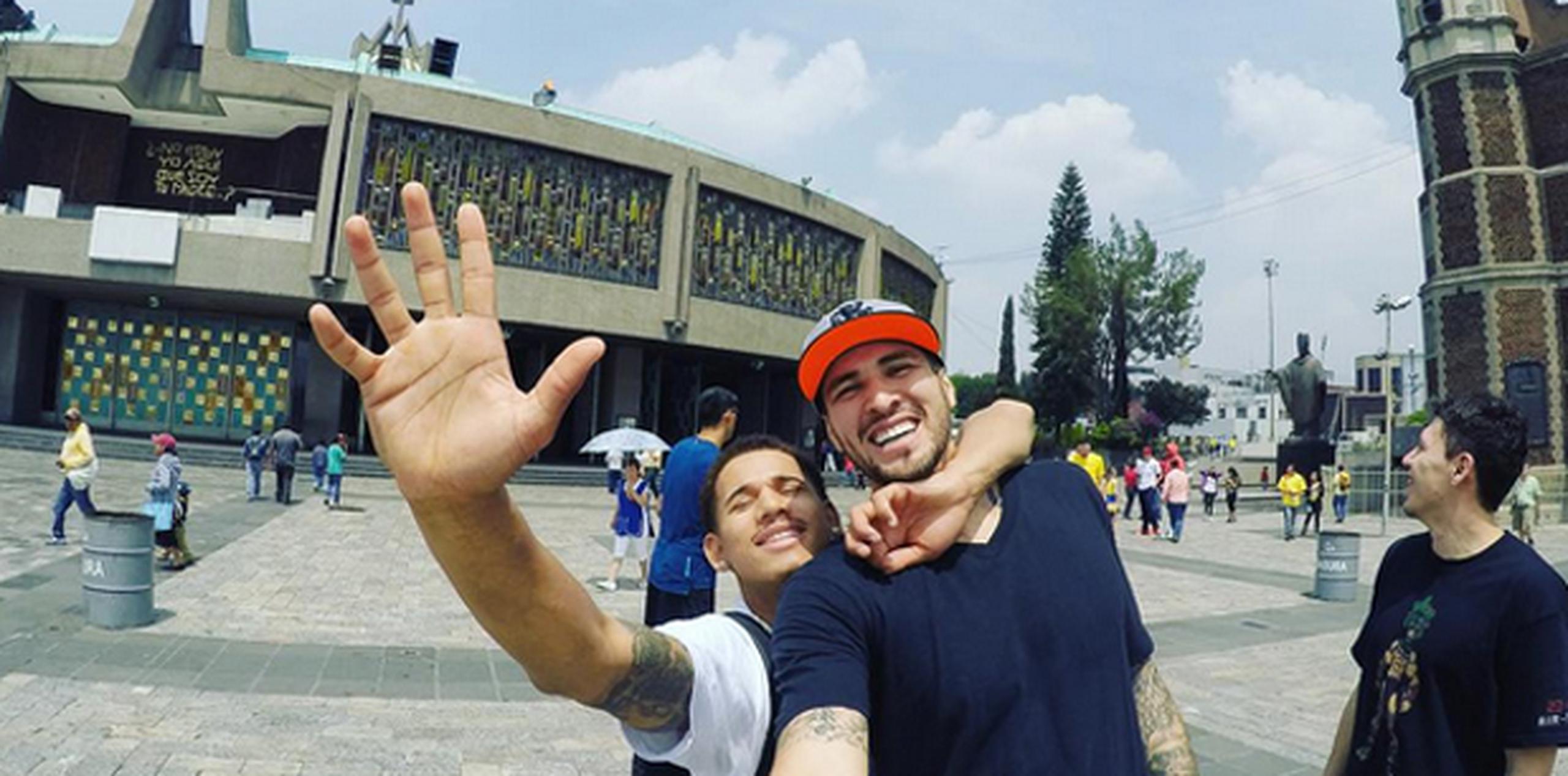 Juan Enderson y Héctor Hernández posan frente al monumento. (Instagram)
