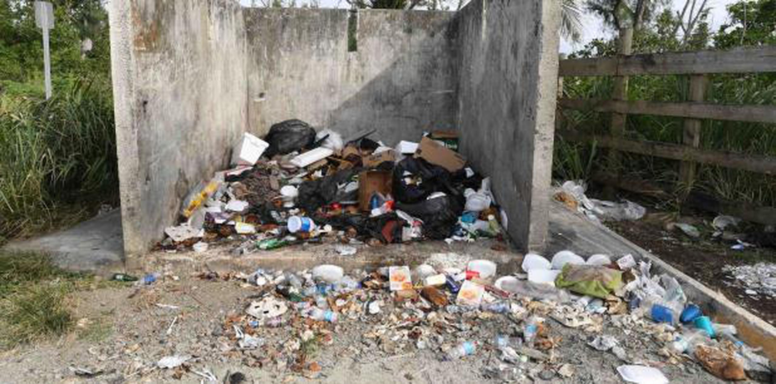 Abandonado el paseo tablado de Piñones desde el paso del huracán María. Hay basura, quioscos abandonados y trabajos sin terminar. (LUIS.ALCALADELOLMO@GFRMEDIA.COM)