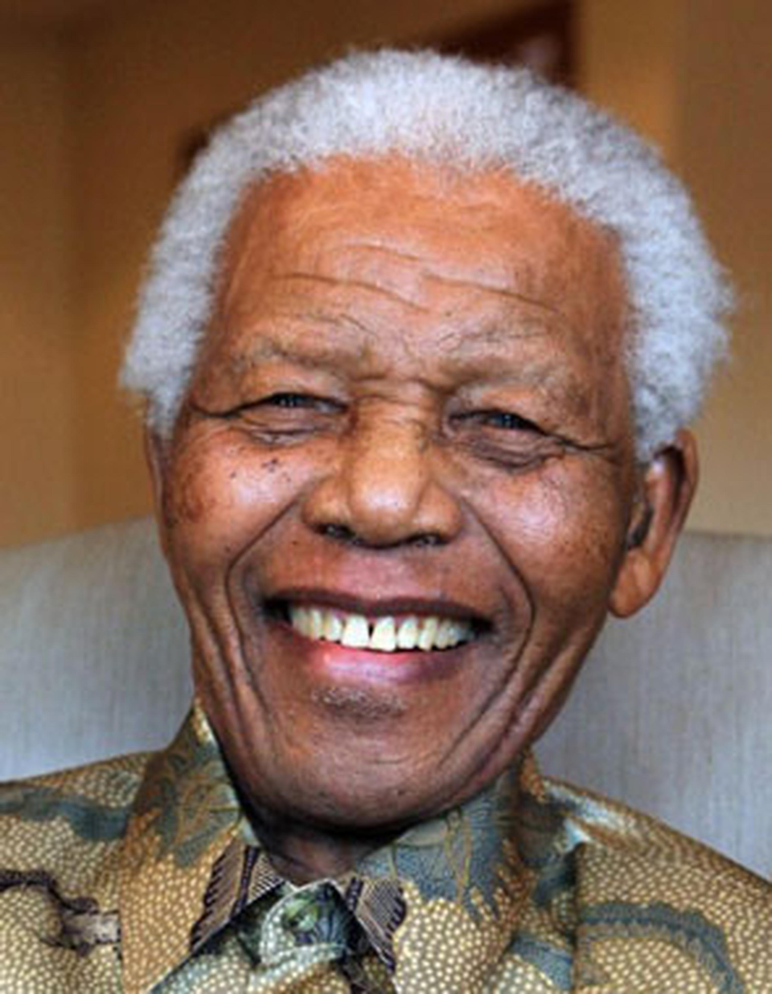 El también premio Nobel de la paz de 1993 fue elegido, un año después, como primer presidente negro de Sudáfrica en las primeras elecciones en las que todos los sudafricanos pudieron votar sin distinción de raza. (Archivo)