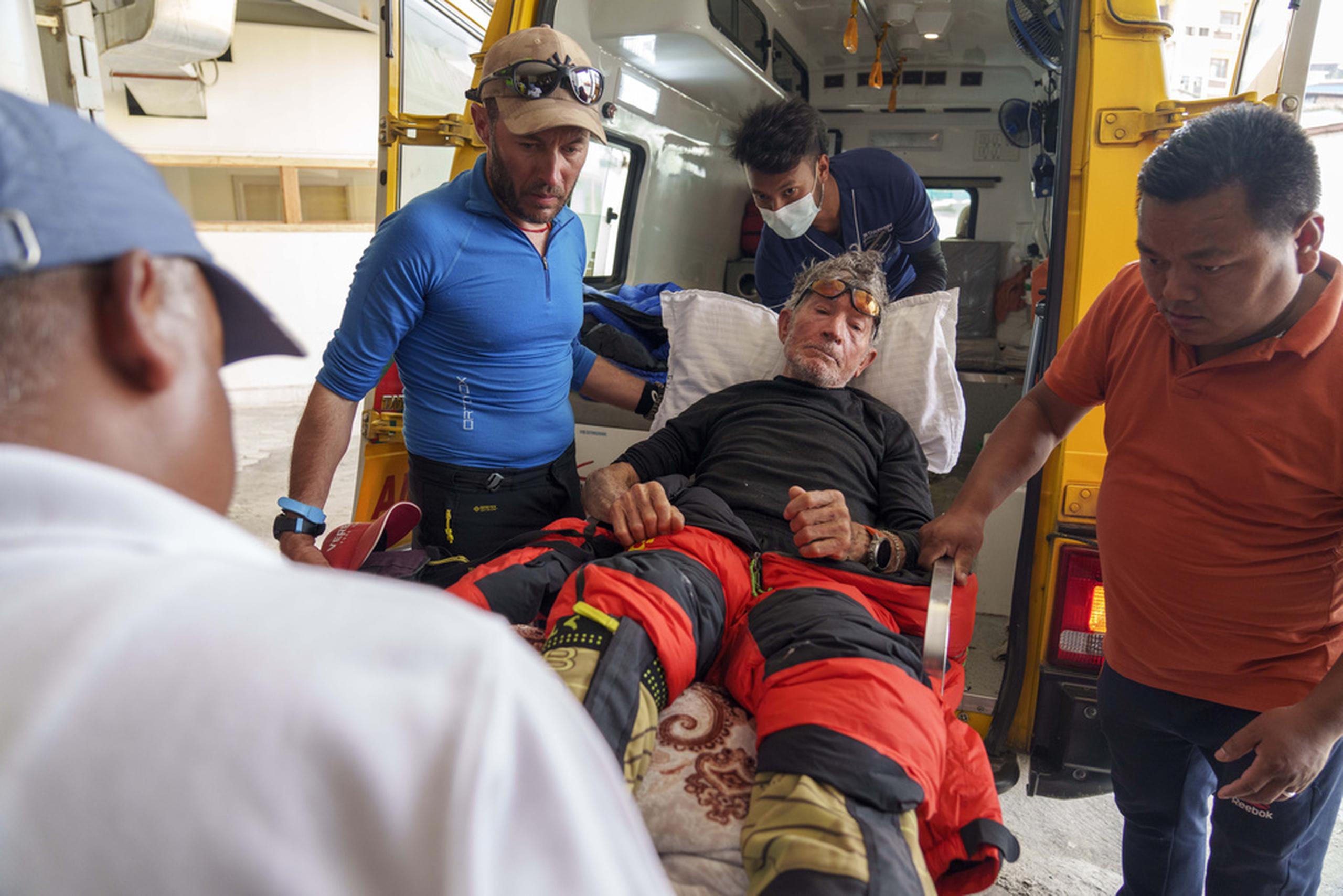 El escalador español Carlos Soria llega al hospital de Hams tras ser rescatado en la región montañosa de Dhaulagiri, en Katmandú, Nepal, el 18 de mayo de 2023.