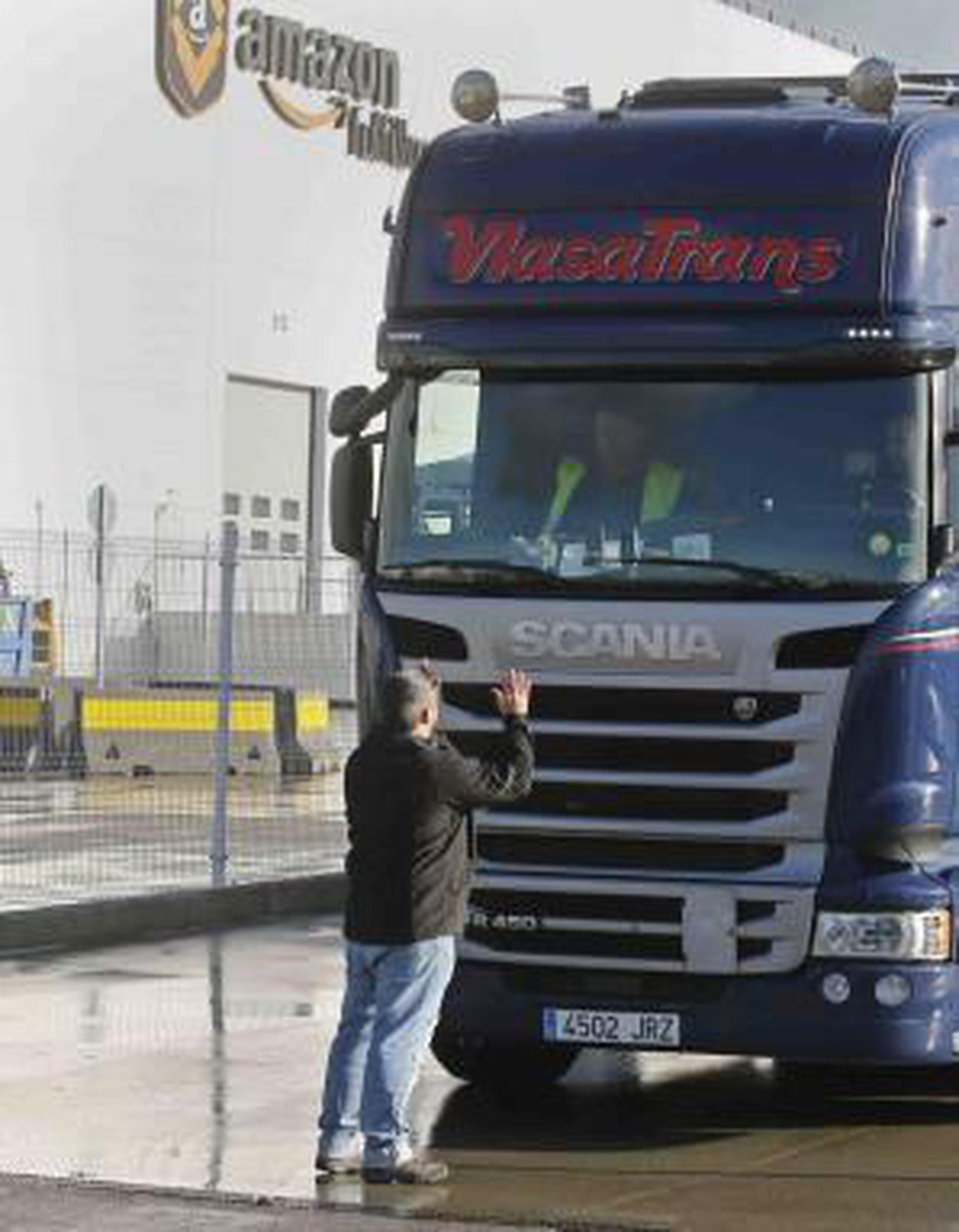 Piquete detiene un camión para hablar con el conductor a su salida de un centro logístico de Amazon a las afueras de Madrid, España. (AP / Paul White)