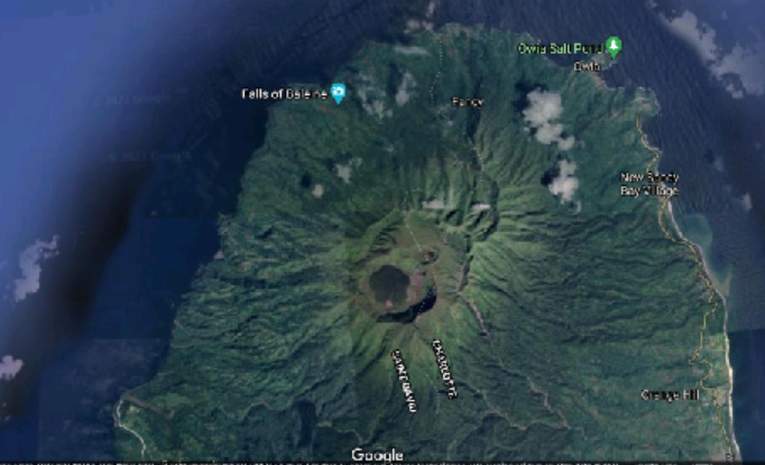 El volcán está expulsando actualmente vapor, aunque durante la noche la cúpula estaba candente y eran visibles partículas de fuego.
