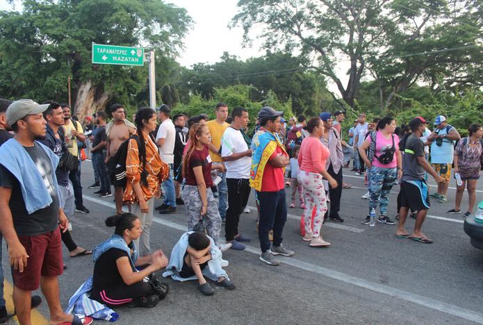 Migrantes centroamericanos bloquearon este martes, una carretera en la ciudad de Tapachula en el estado de Chiapas (México). (EFE/Juan Manuel Blanco)