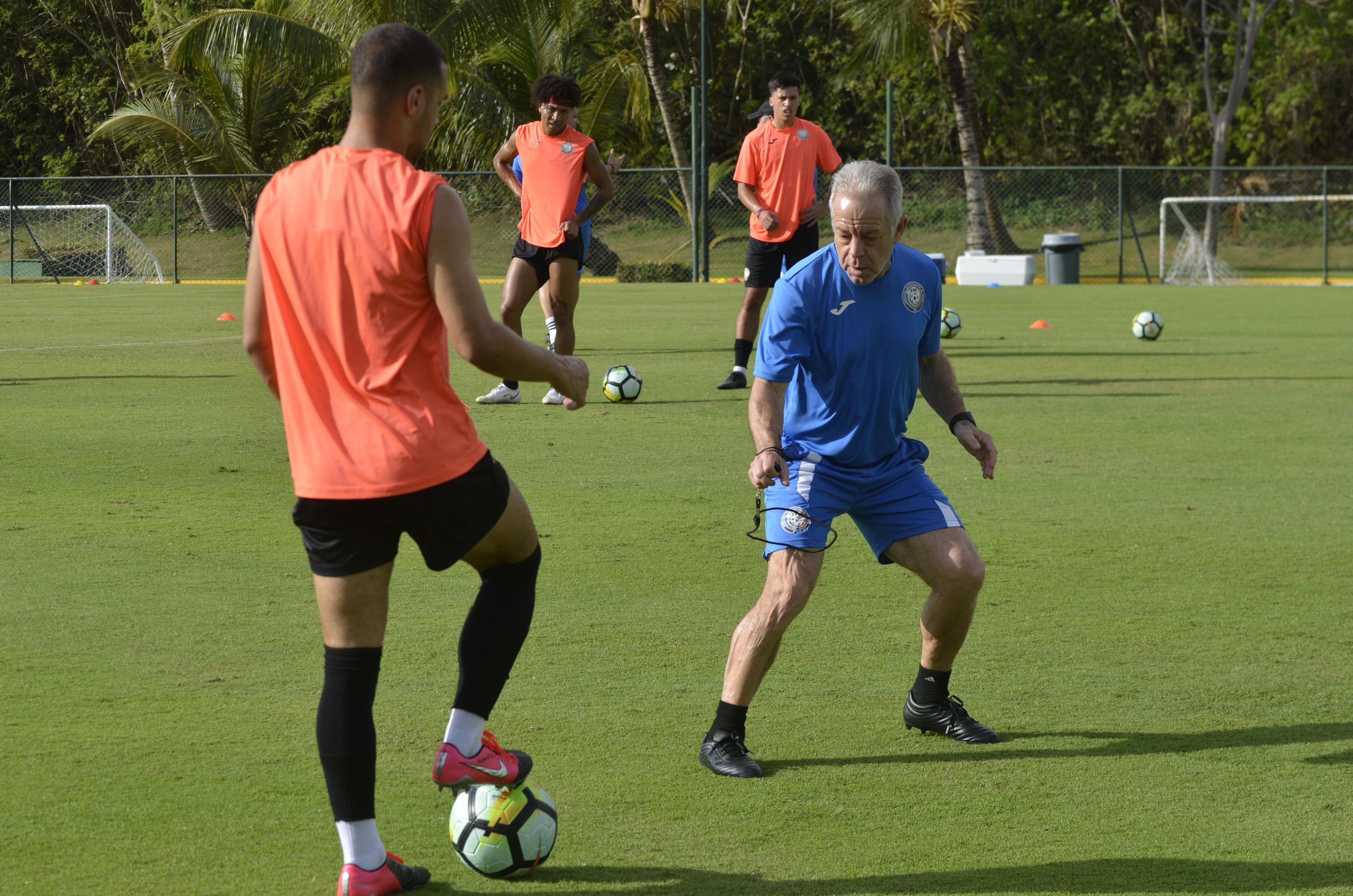 El nuevo director técnico de la Selección Nacional Masculina de fútbol, Dave Sarachan, observa la técnica de uno de los jugadores boricuas concentrados en Punta Cana.