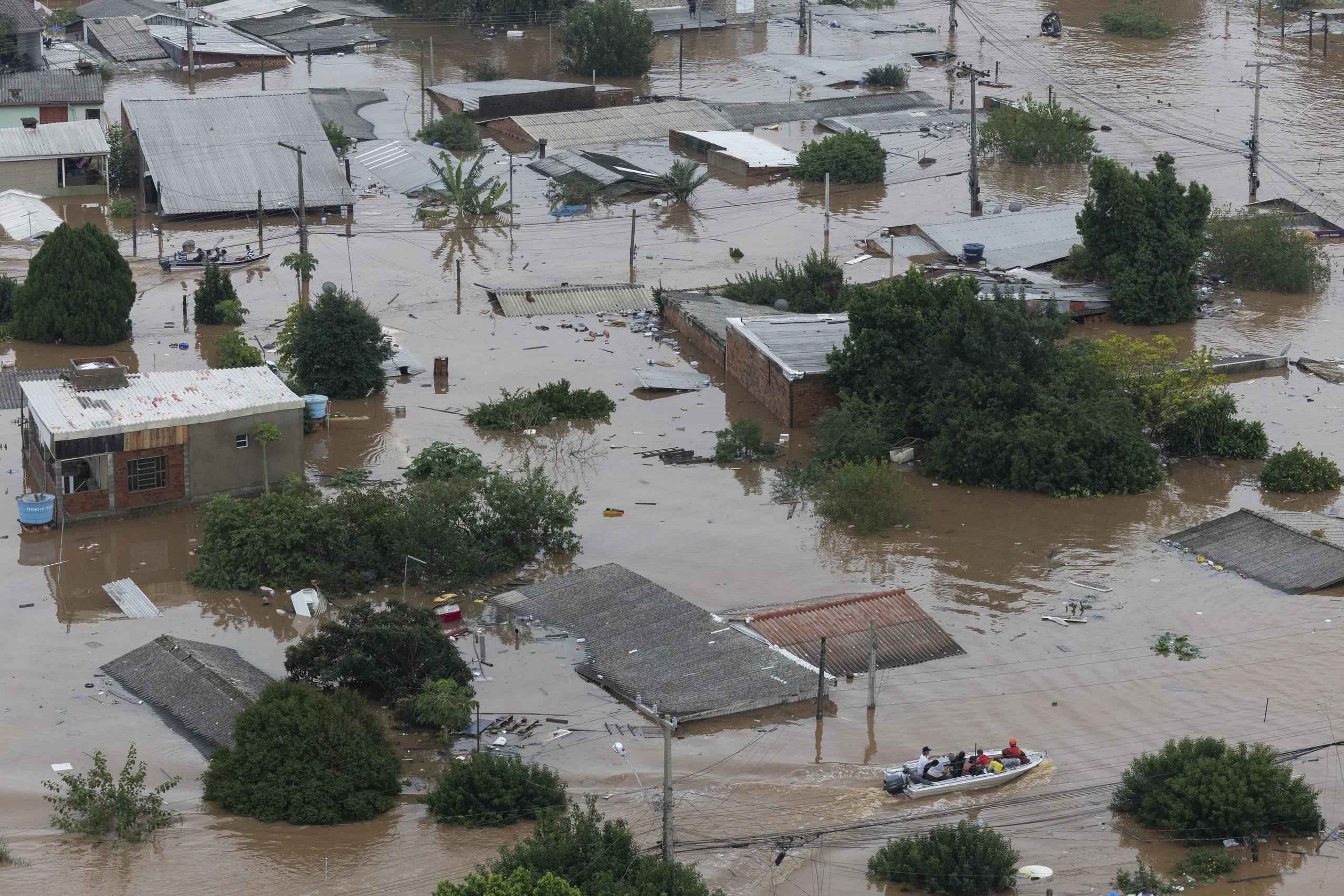 Las autoridades brasileñas confirmaron este sábado que las lluvias y desbordamientos de los ríos en el sur del país han causado al menos 56 fallecidos y un total de 74 desaparecidos.