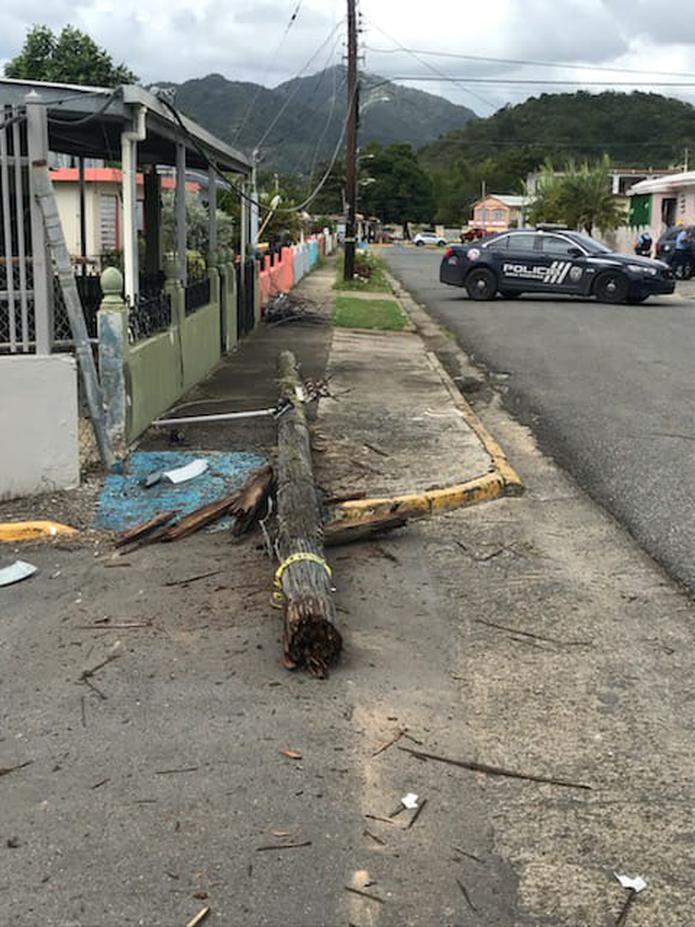 El accidente fatal ocurrió cuando la conductora sufrió un percance de salud e impactó un poste de madera el cual les cayó sobre la capota. en la calle principal de la urbanización San Martín, frente a una escuela en Patillas.
