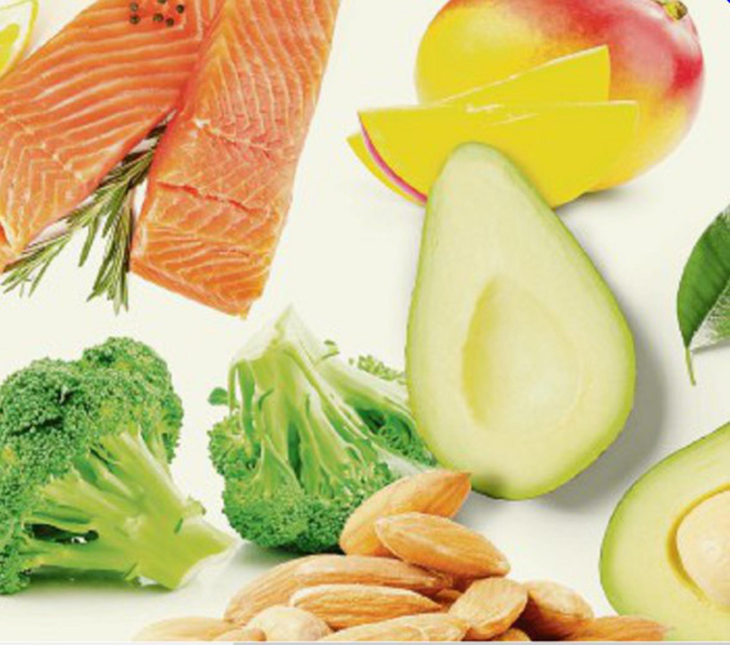 Salmón, mangó, brócoli, nueces y aguacate encabezan la lista de los alimentos con más vitaminas.