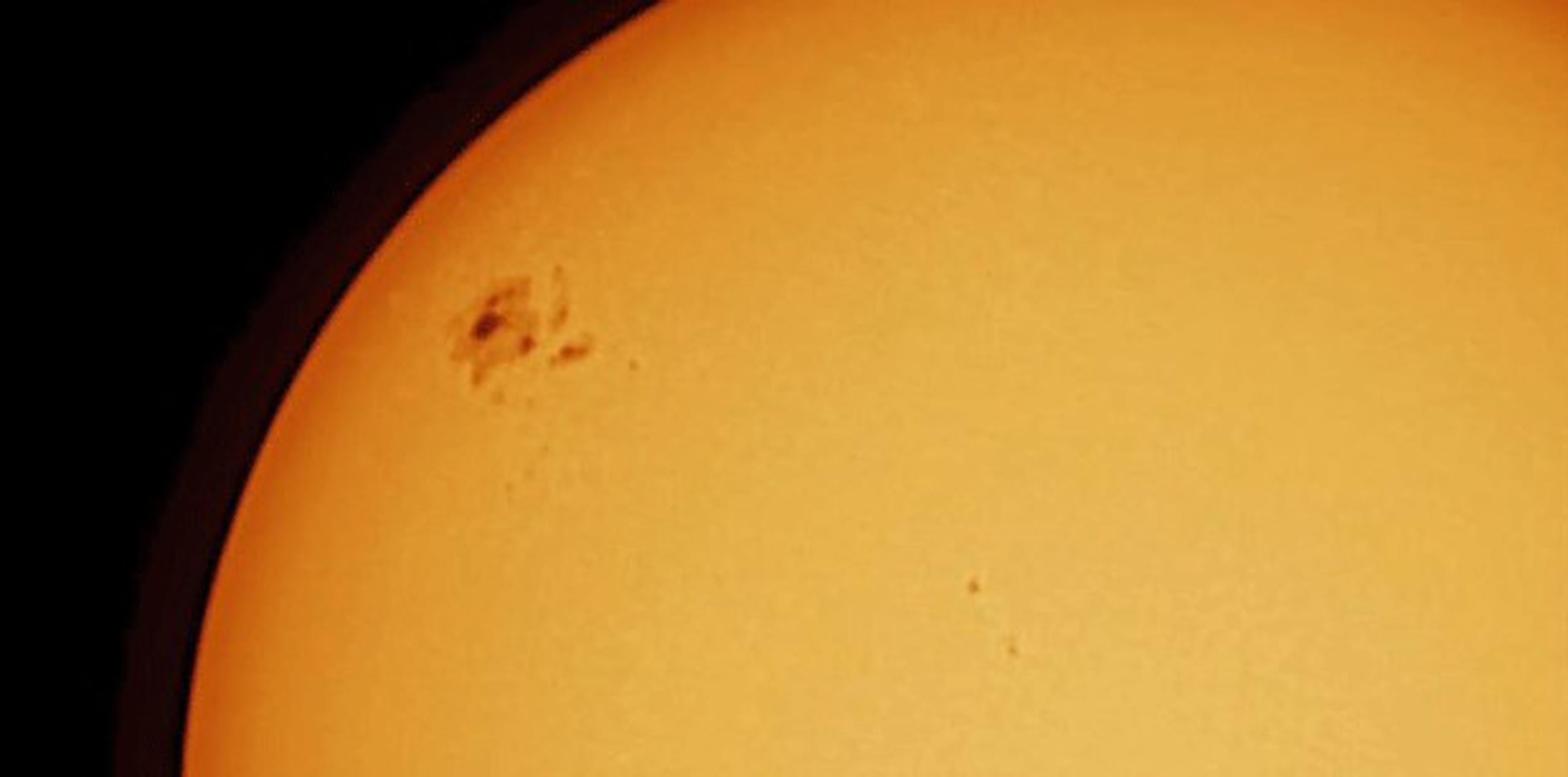 La SAC destacó que el tamaño de la mancha solar es de varias veces el diámetro de la Tierra y solo se puede mirar con un filtro especial. (Efraín Morales / Sociedad de Astronomía del Caribe)