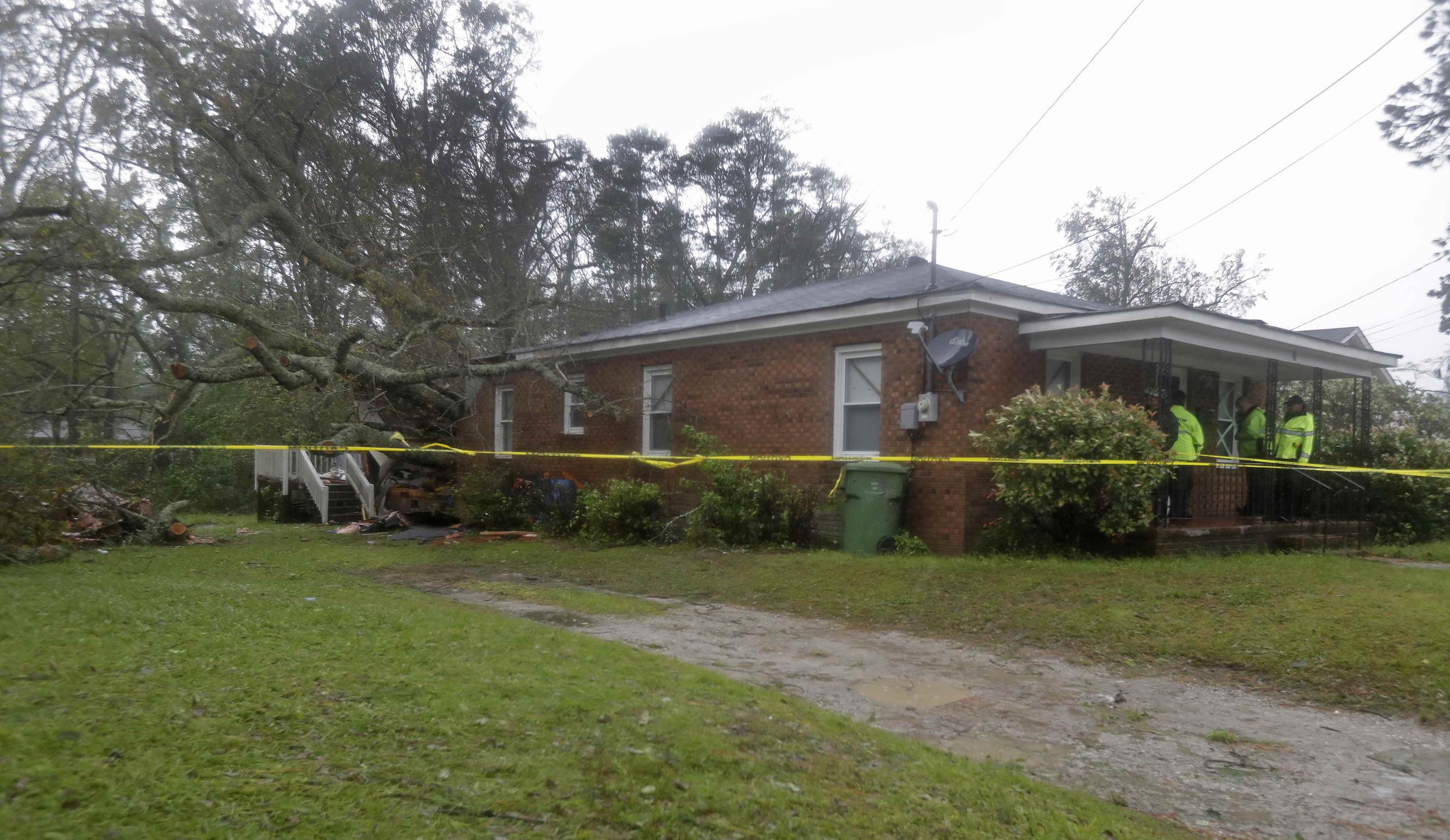 El hogar donde fallecieron la mujer y un bebé en Wilmington, Carolina del Norte. (AP / Chuck Burton)