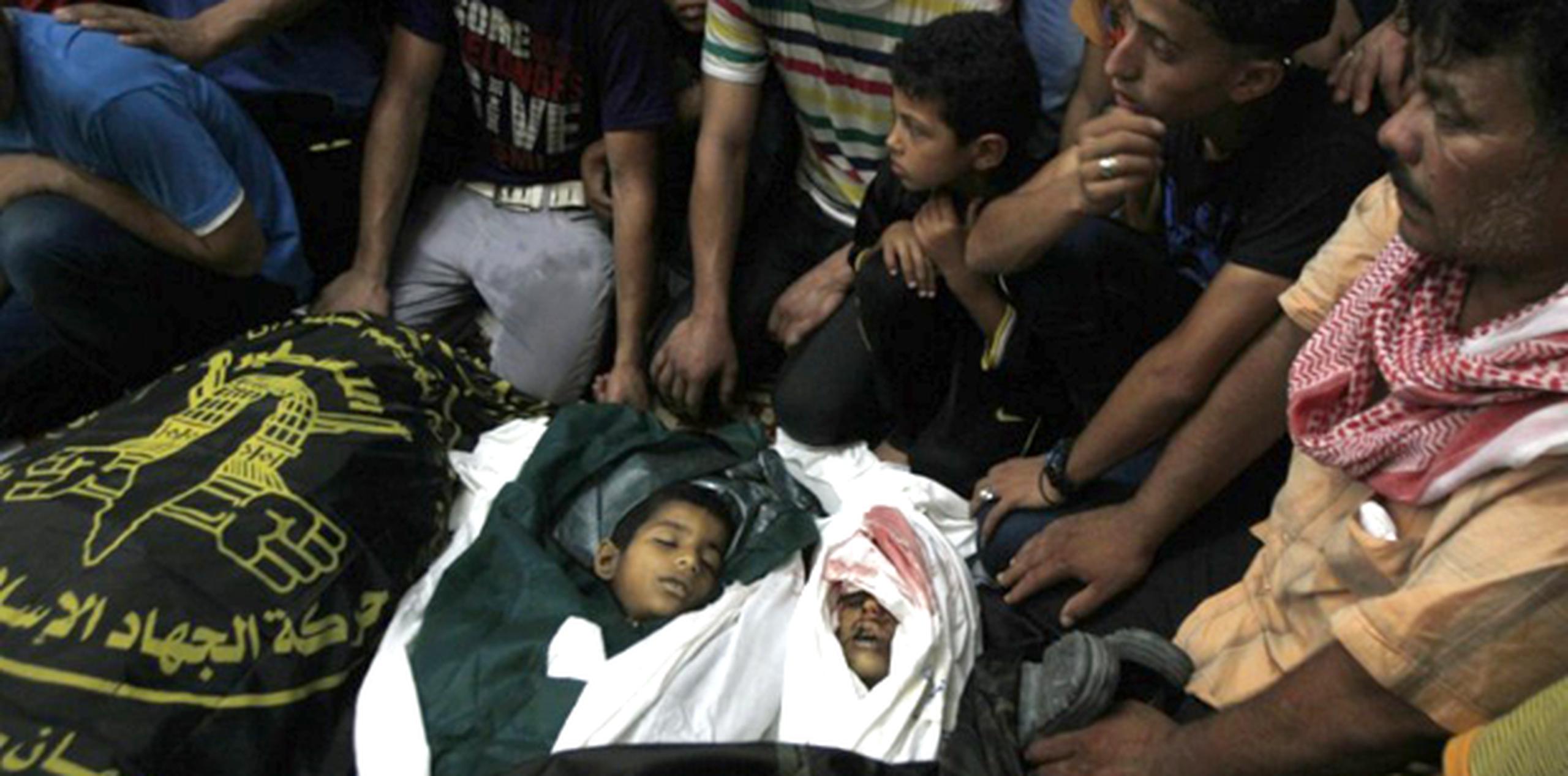 De los menores muertos por los ataques israelíes, 84 eran niños y 37 niñas, de edades entre los cinco meses y los 17 años. (AFP)